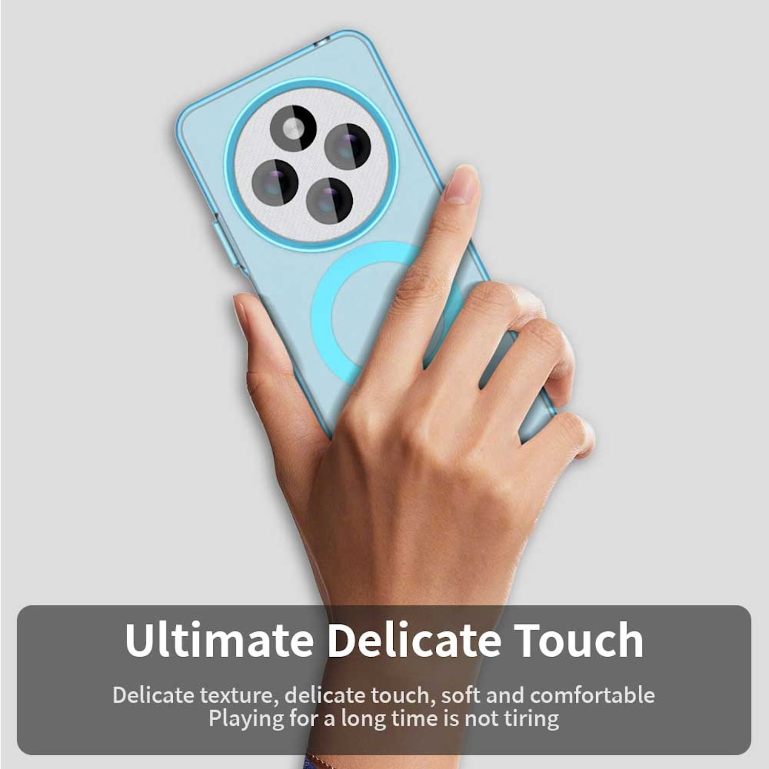 Una funda de teléfono azul claro con un teléfono dentro. La funda tiene un anillo.