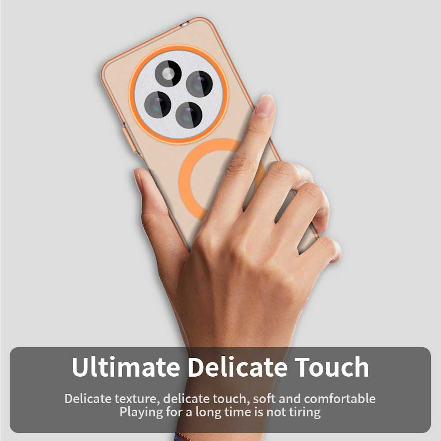 Eine Hand, die ein Telefon mit einer transparenten Hülle hält und die Rückseite des Telefons zeigt. Die Hülle hat einen orangefarbenen Ring.