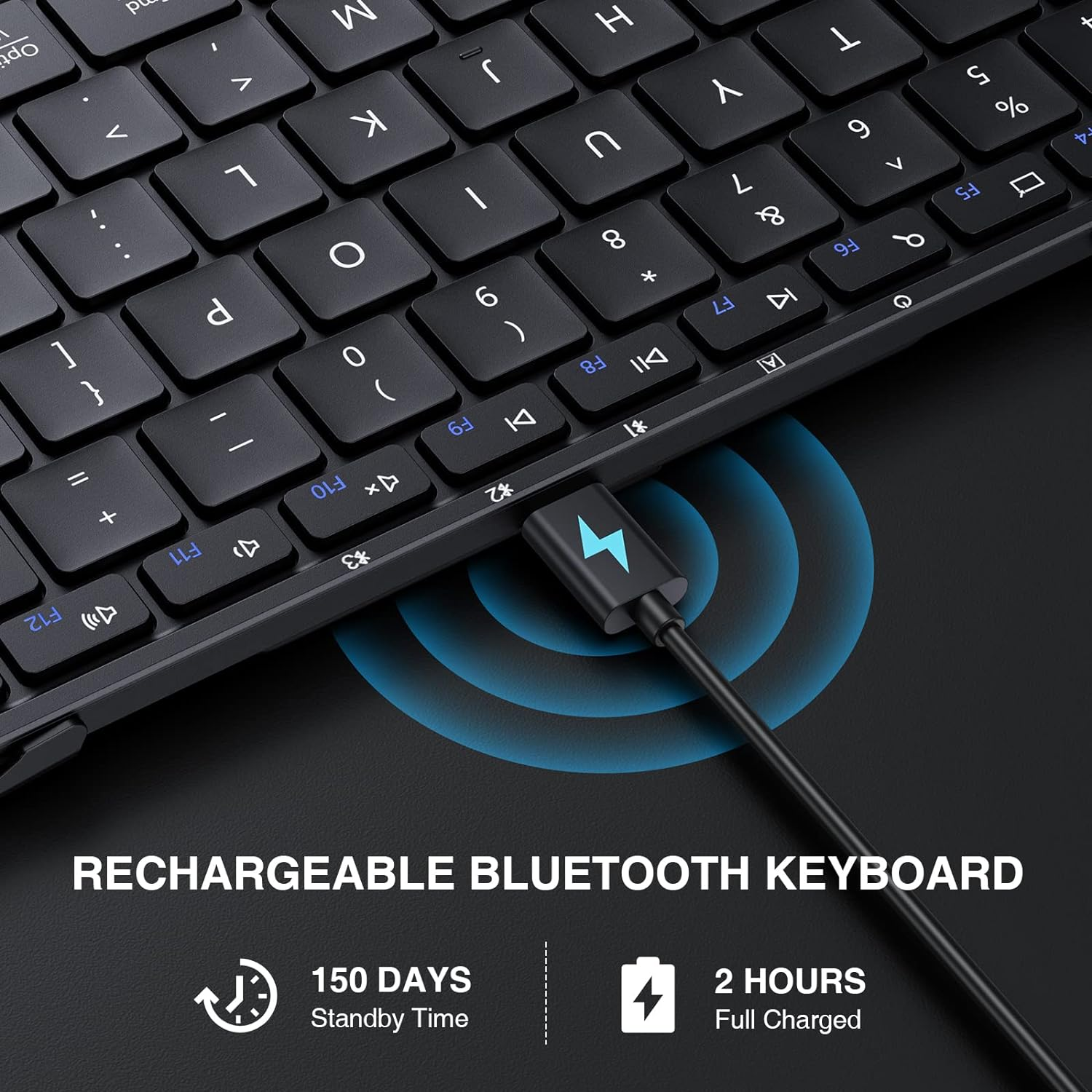 Schwarze, wiederaufladbare Bluetooth-Tastatur und Ladekabel auf schwarzer Oberfläche.