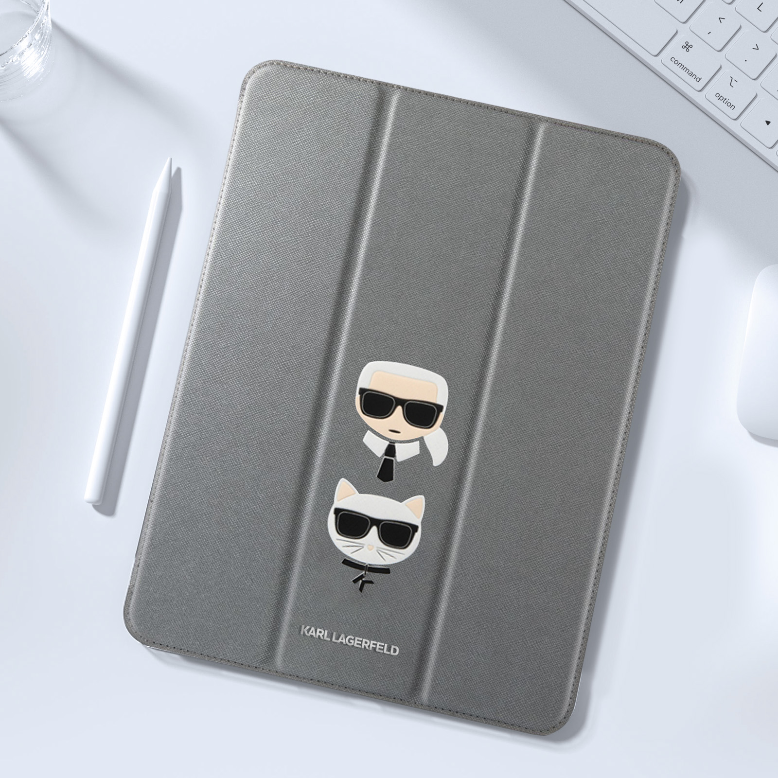 Custodia per tablet grigia con un design di Karl Lagerfeld. Lo sfondo è una scrivania bianca con una matita e un mouse.