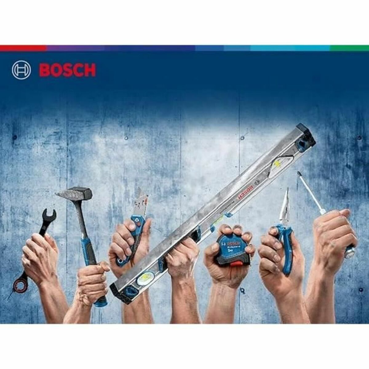 Hände halten Werkzeuge: Schraubenschlüssel, Hammer, Messer, Wasserwaage, Maßband und Schraubendreher.