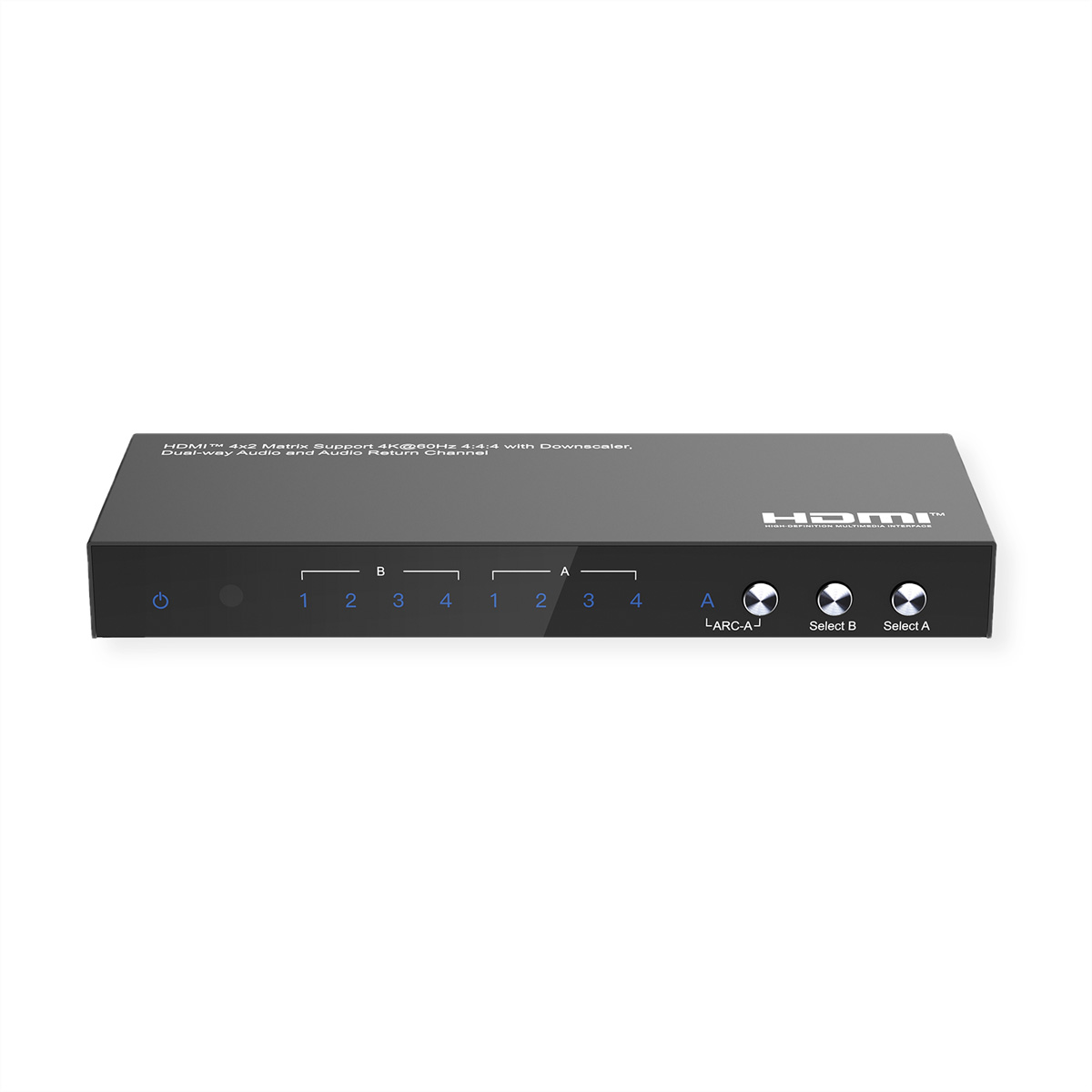 Un commutateur matriciel HDMI noir avec des boutons et des étiquettes. Le commutateur est sur une surface blanche.