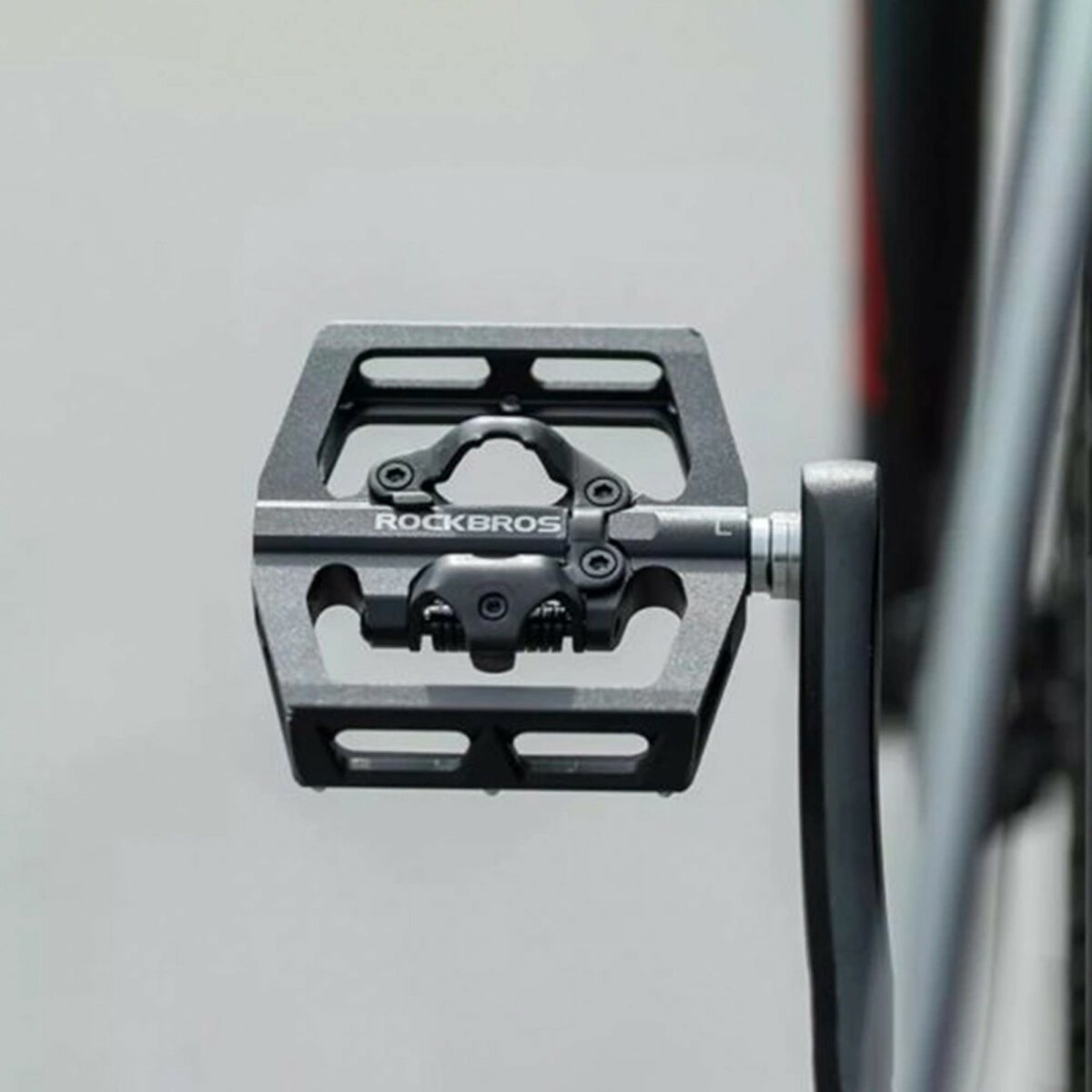 Schwarzes Rockbros Fahrradpedal mit sechseckiger Form, an einer Fahrradkurbel montiert.