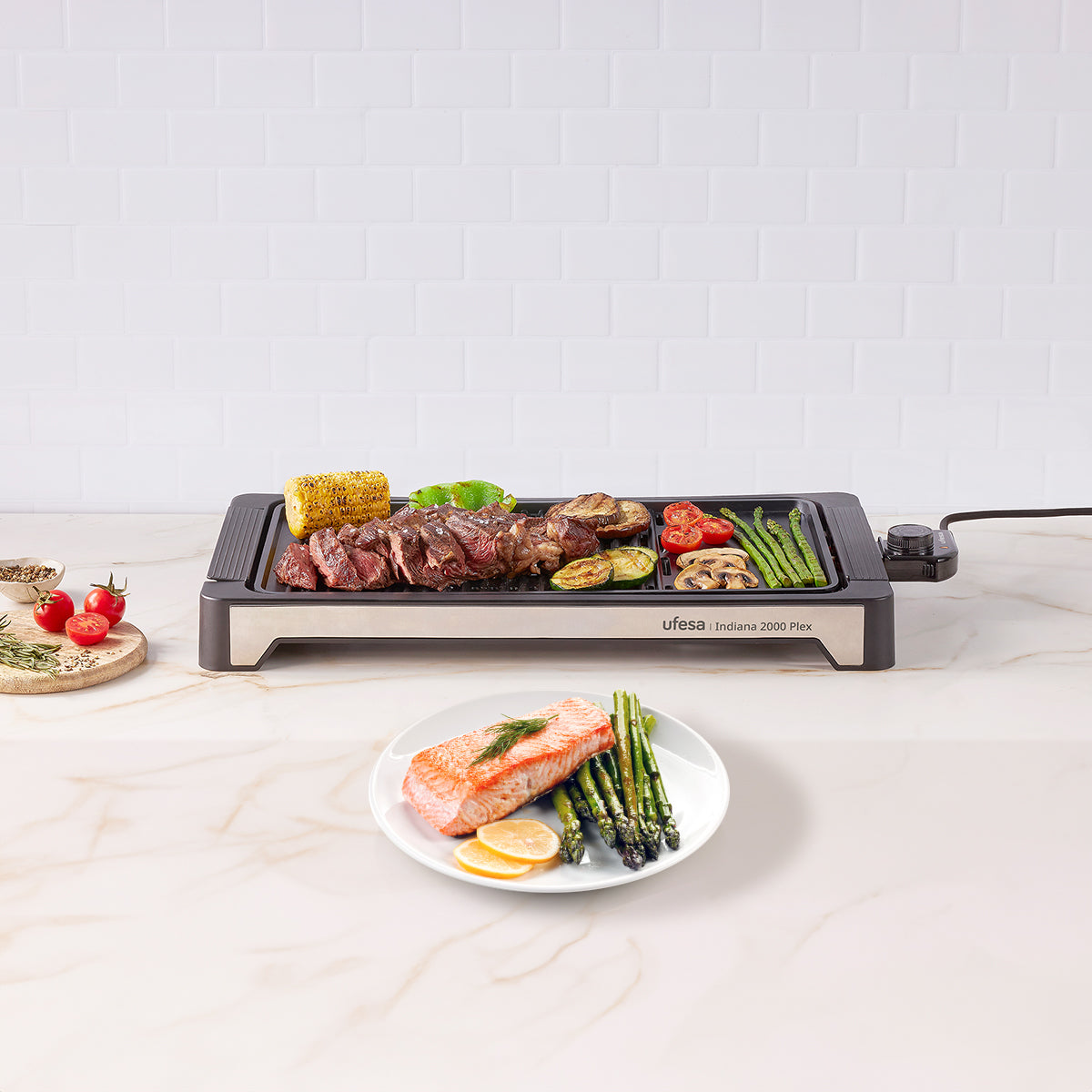 Comida a la parrilla con verduras en una parrilla y un plato.