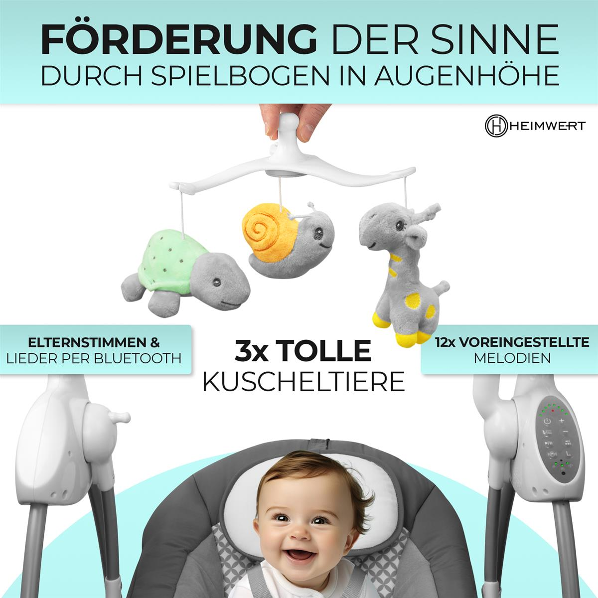 Ein Baby lächelt in die Kamera, mit einem Mobile darüber. Spielzeug und Text auf dem Bild.