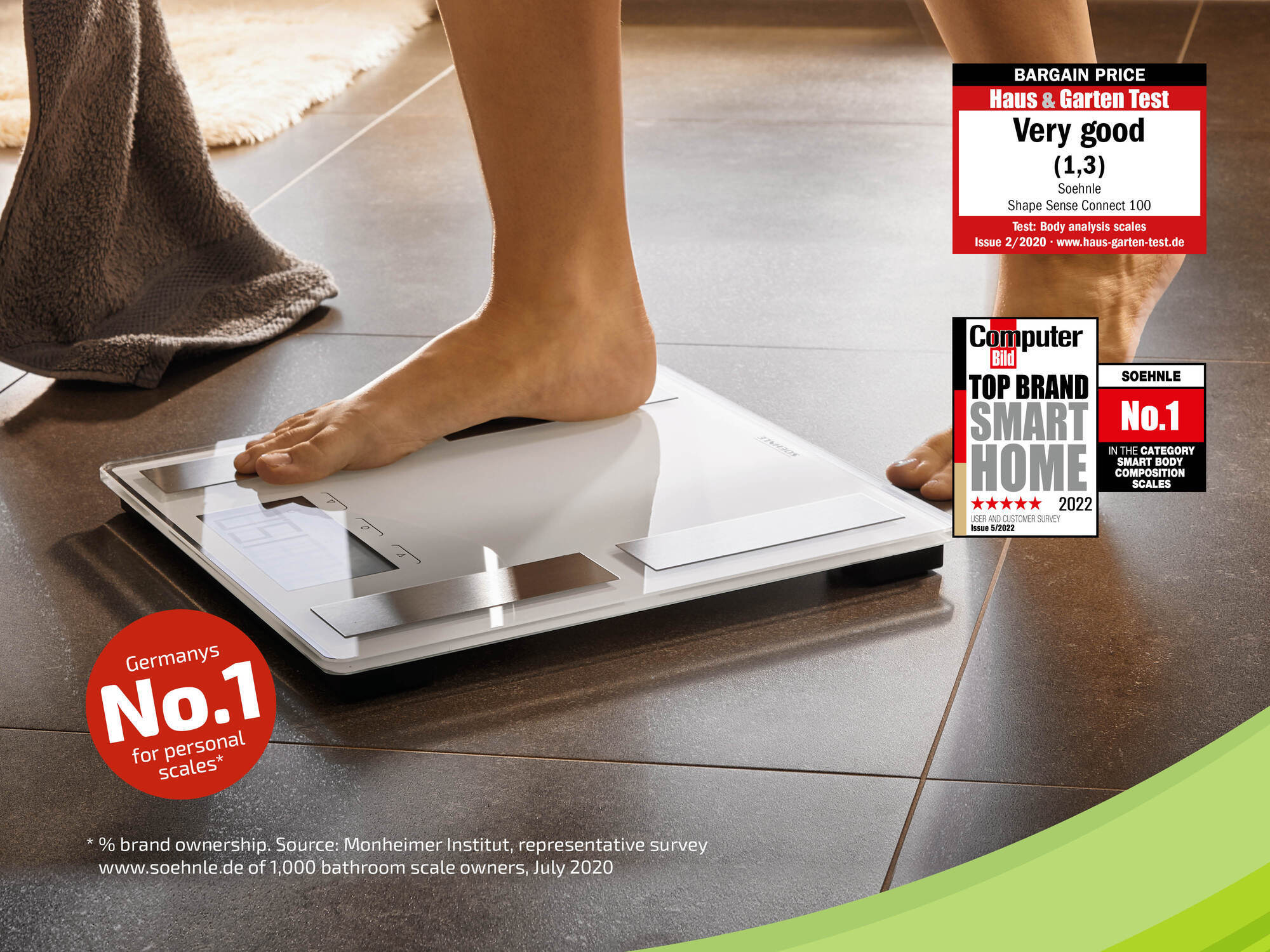 Osoba stojąca na białej wadze, z widocznymi wieloma odznakami oceny.