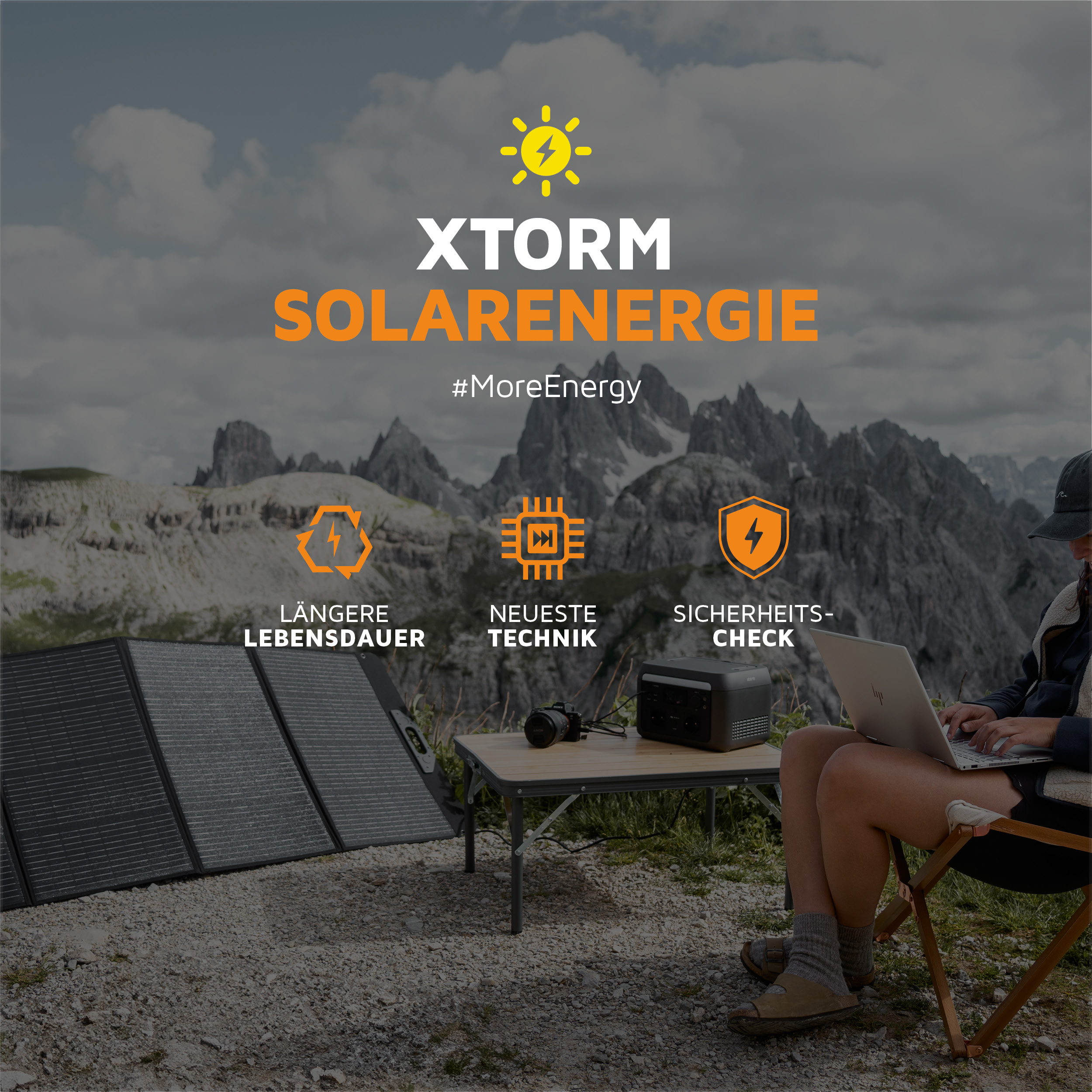 XTM Solarstrom-Anzeige mit Paneelen, Laptop und Frau im Freien.
