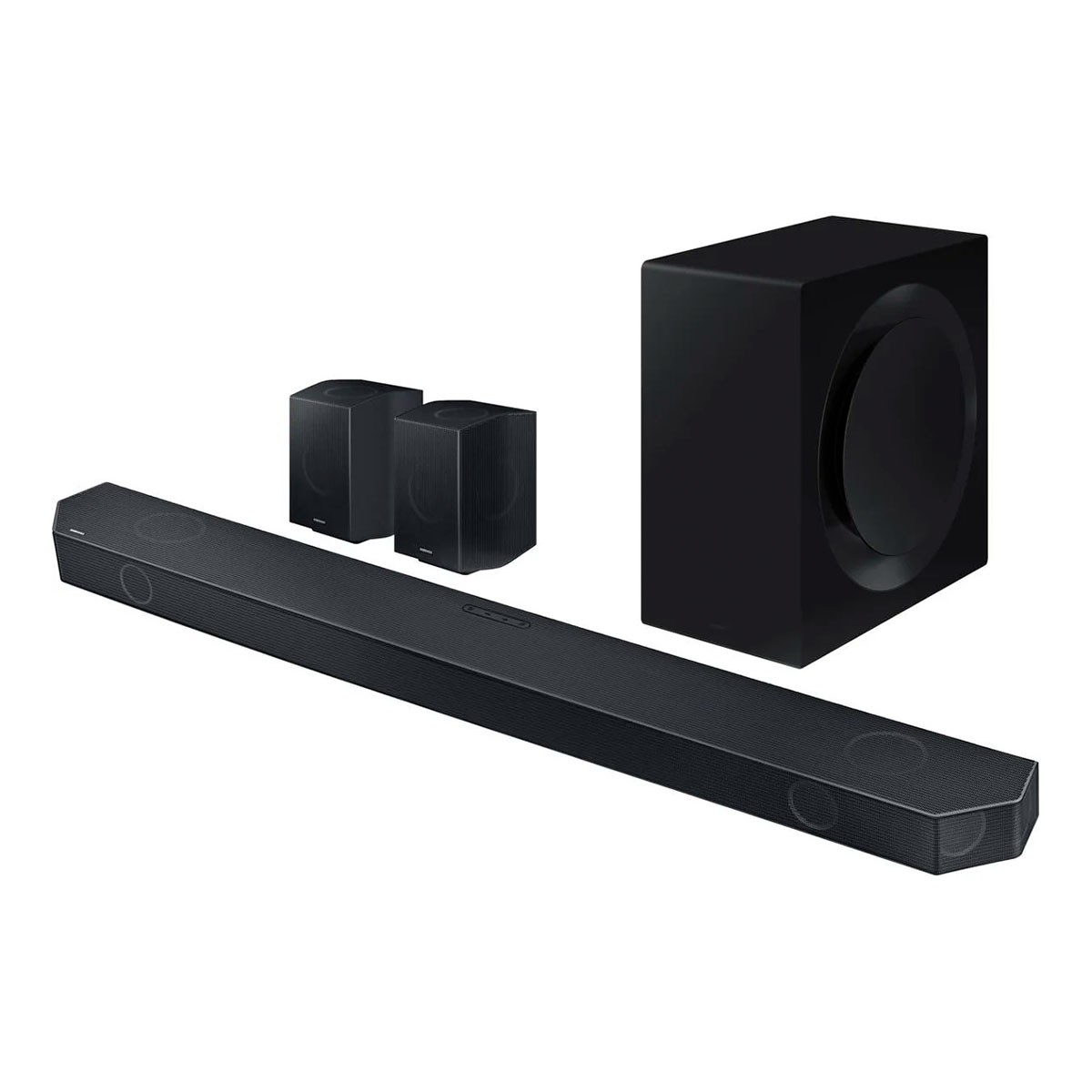 Soundbar, subwoofer e due altoparlanti neri su sfondo bianco.