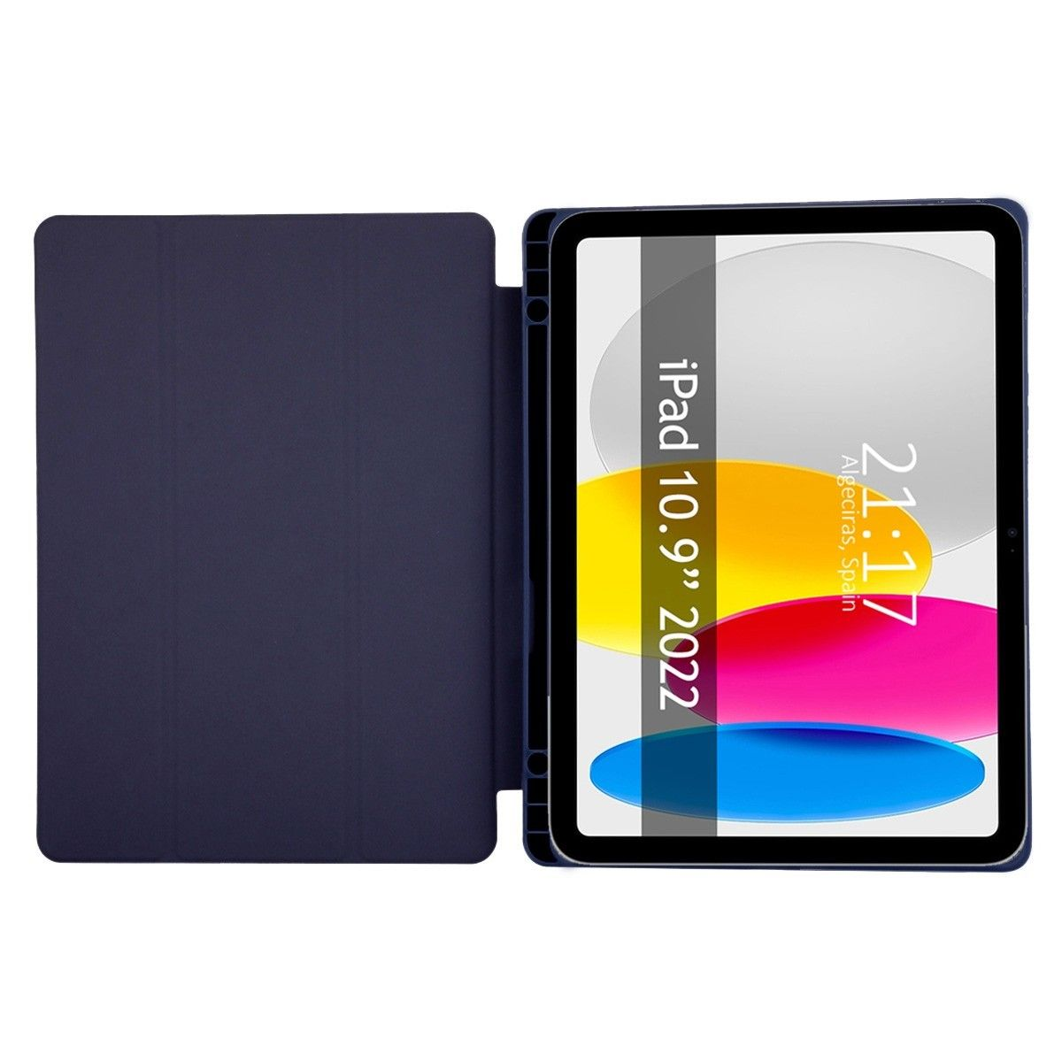 Una funda de iPad azul oscuro abierta con una tableta dentro, que muestra una pantalla colorida.