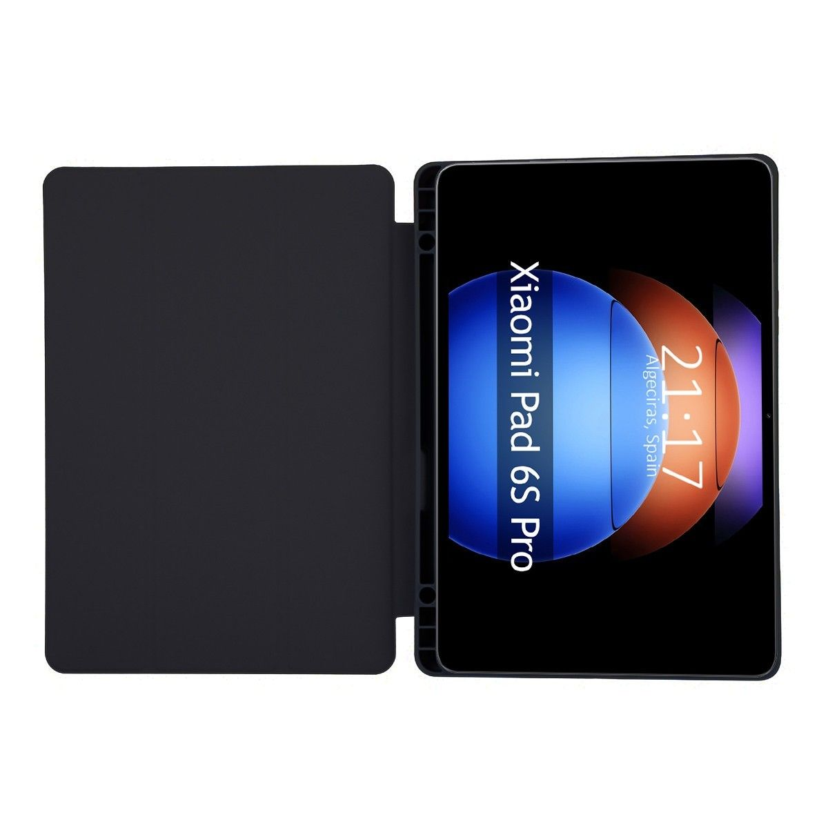Una funda negra para tablet con una tablet dentro. La pantalla muestra hora y texto.