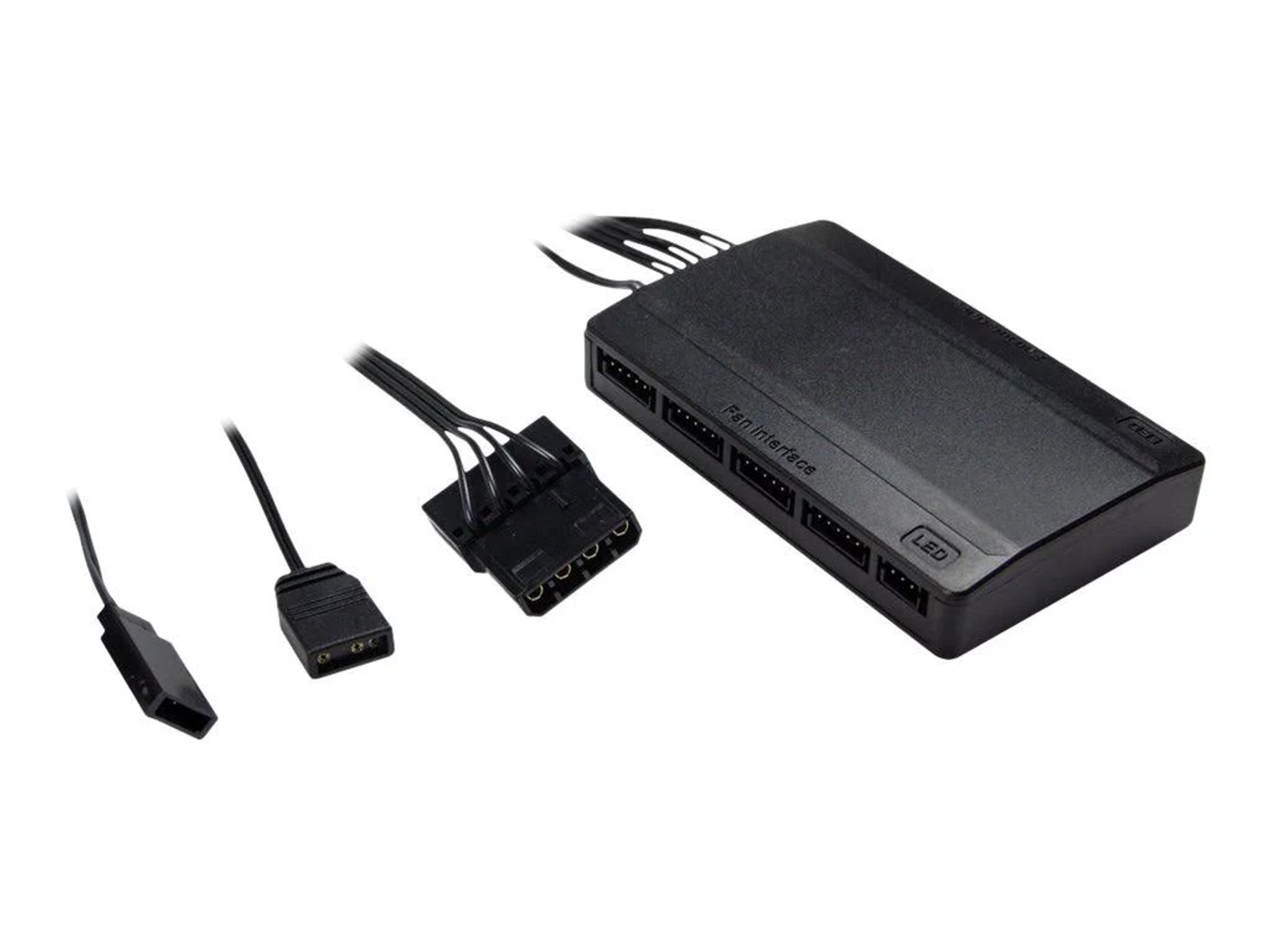 Czarny interfejs wentylatora z wieloma złączami i przewodami na białym tle.