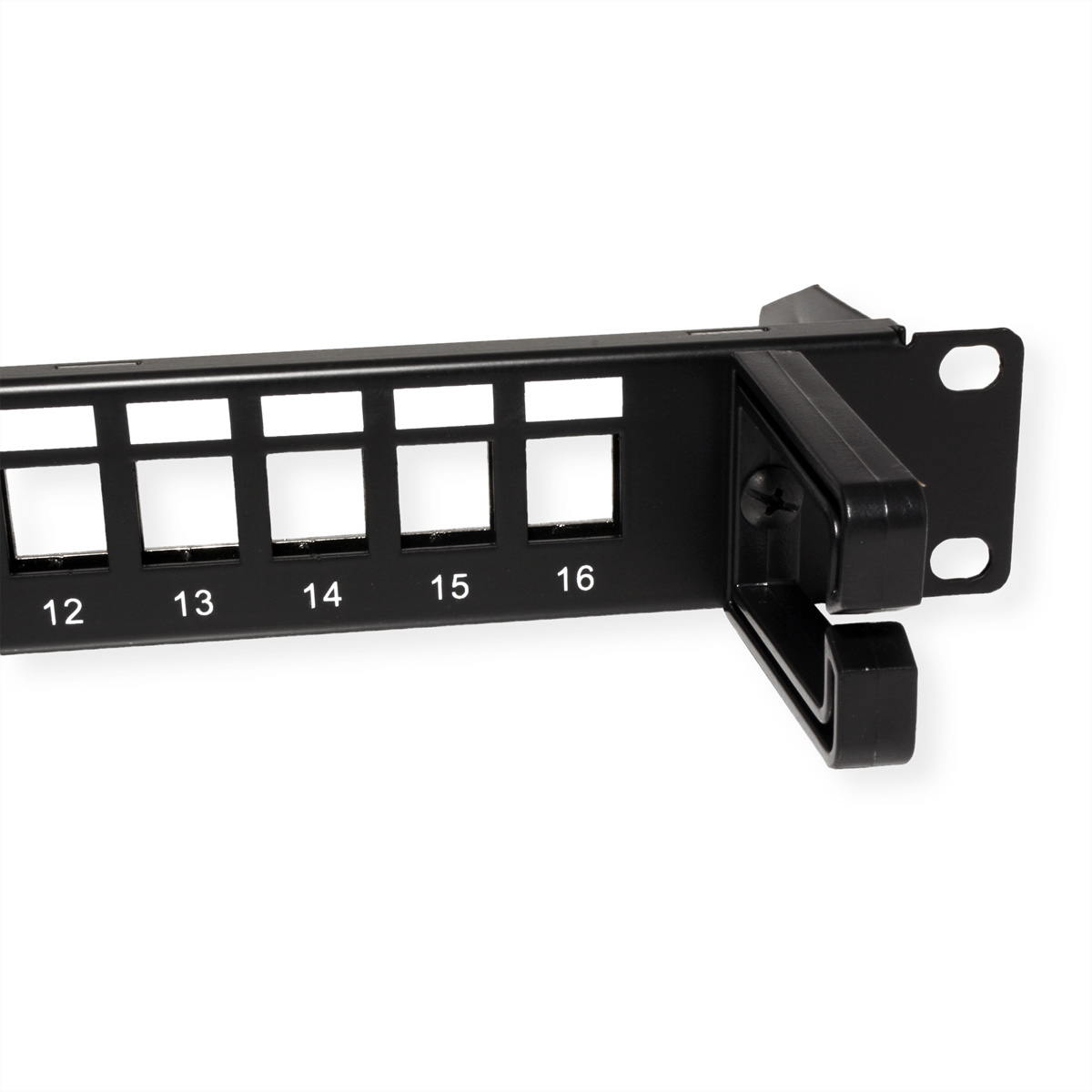 Panneau de brassage réseau noir avec ports numérotés, supports coudés, sur fond blanc.