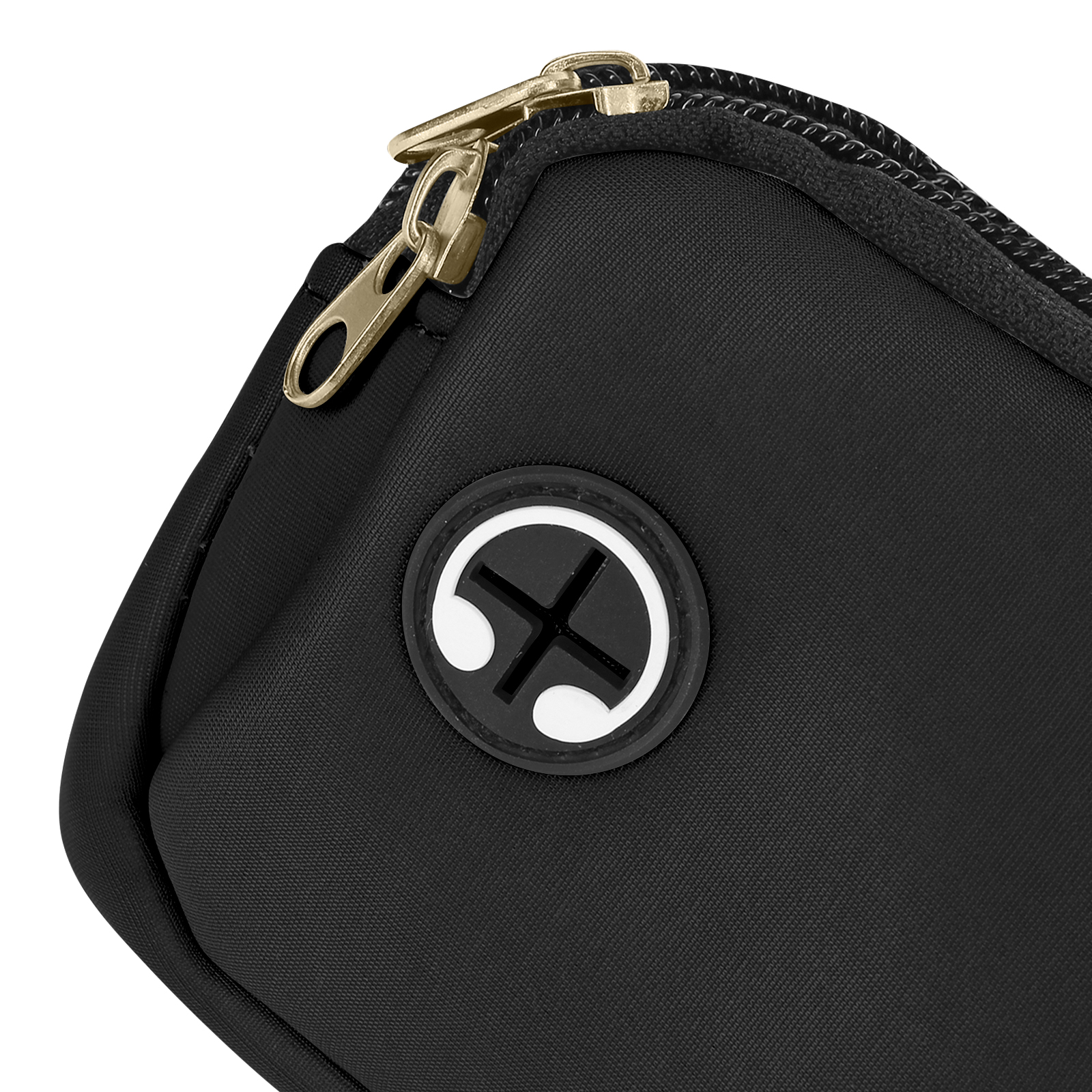 Marsupio nero con cerniera e logo bianco sul davanti.
