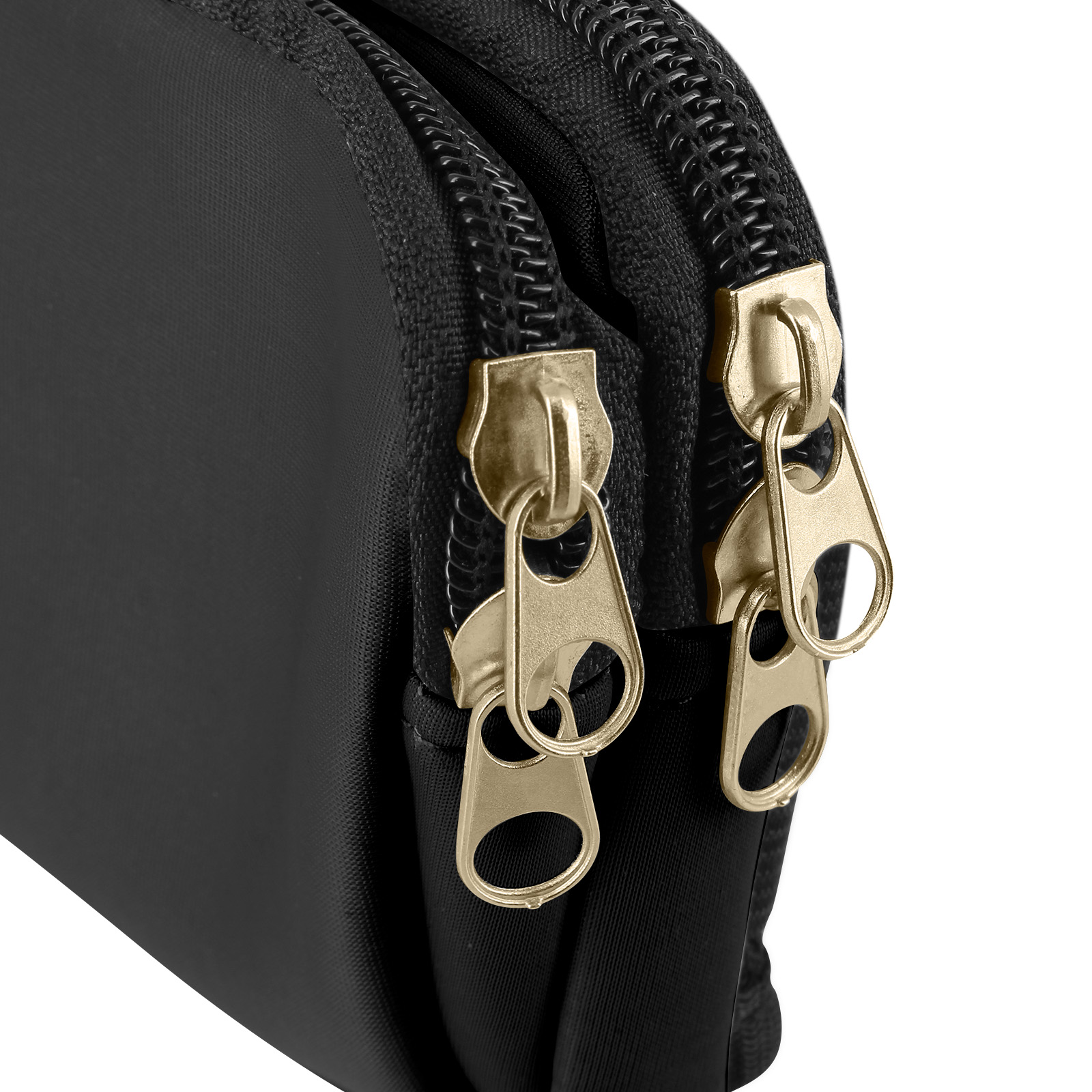 Borsa nera con cerniere e tiretti dorati. Le cerniere sono chiuse e angolate.