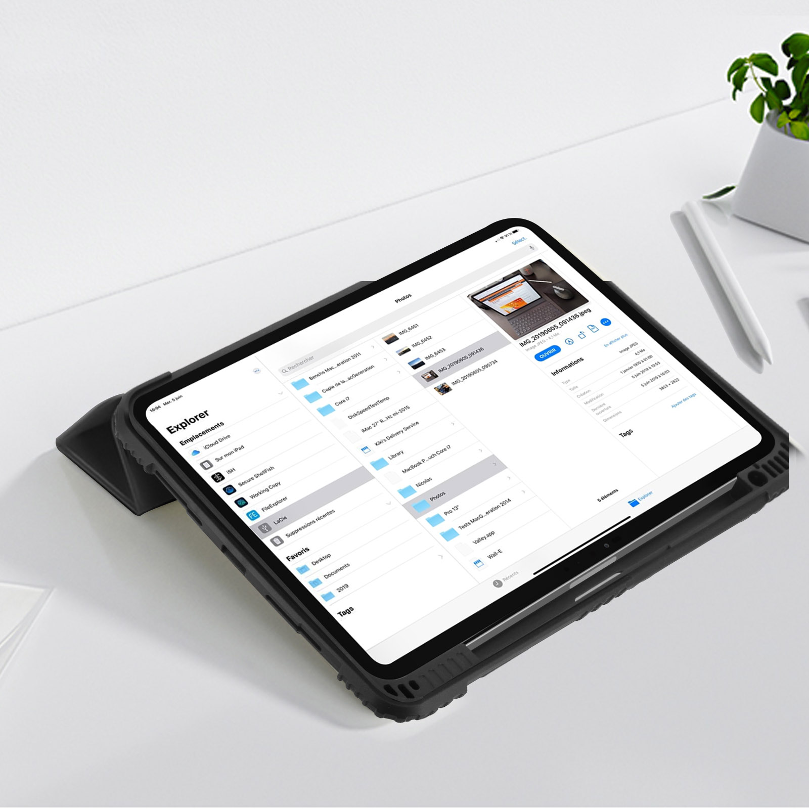iPad in una custodia nera che mostra un'interfaccia di esplorazione file su una scrivania bianca.