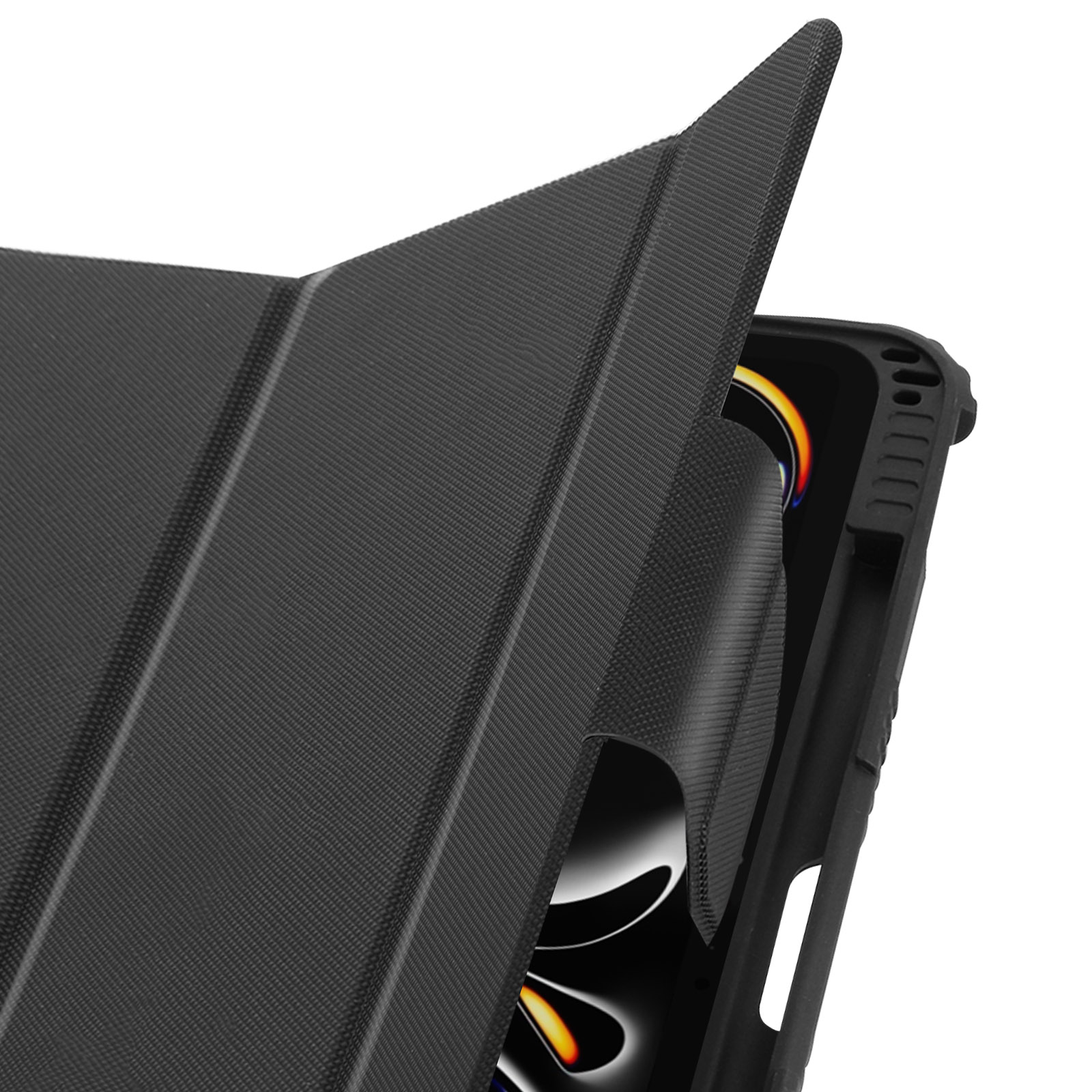 Una custodia per tablet nera con coperchio chiuso, che mostra l'interno con lo schermo visibile, isolata su bianco.