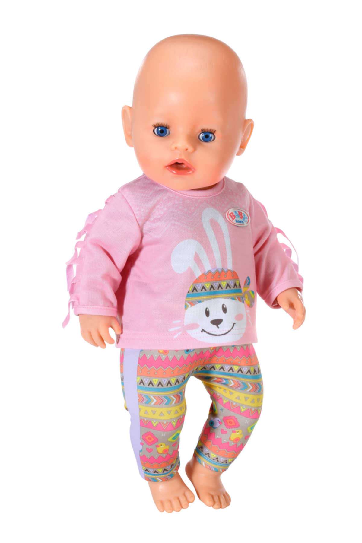 Eine Babypuppe mit rosa Oberteil und gemusterter Hose. Sie steht vor weißem Hintergrund.