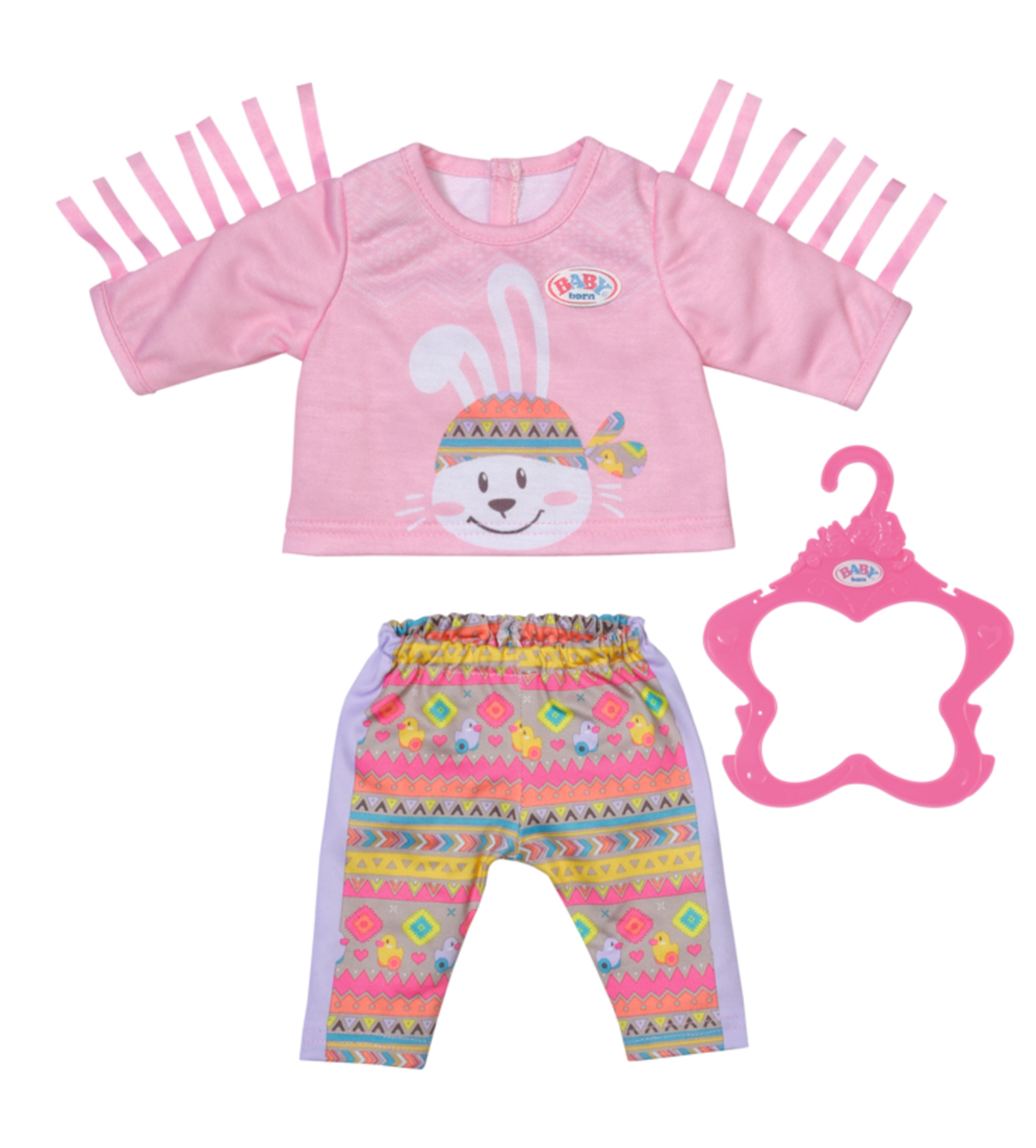 Rosa Baby-Puppenkleidung mit Hasenmuster, gemusterte Hose und Kleiderbügel auf weißem Hintergrund.