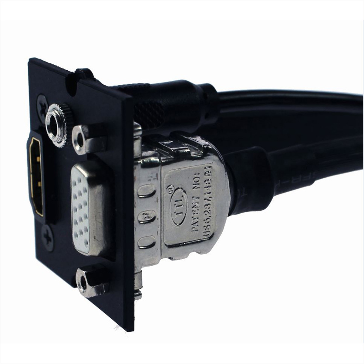 Ein schwarzes quadratisches Modul mit HDMI-, VGA- und Audioanschlüssen. Kabel sind mit dem Modul verbunden.