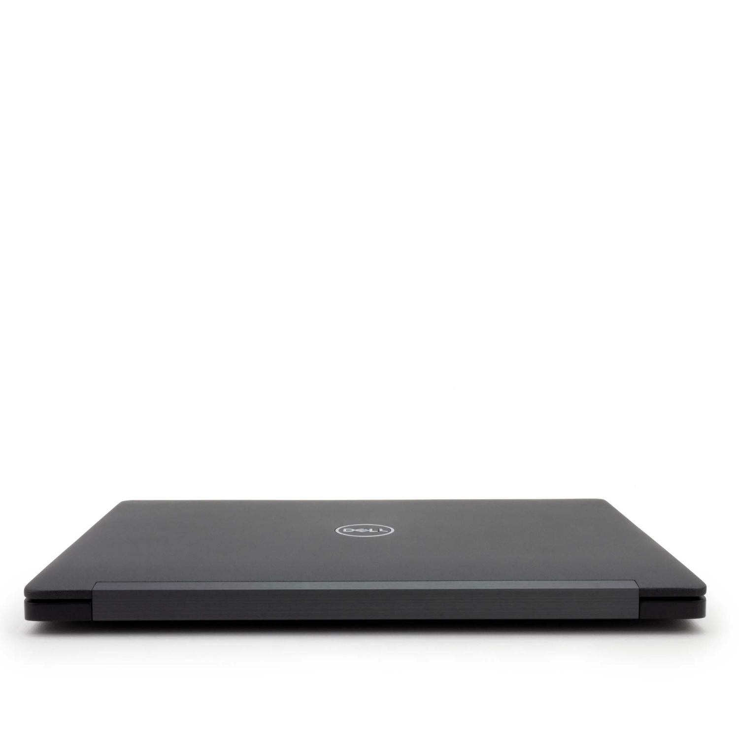 Ein schwarzes Dell-Laptop geschlossen auf einer weißen Oberfläche. Das Logo ist sichtbar.