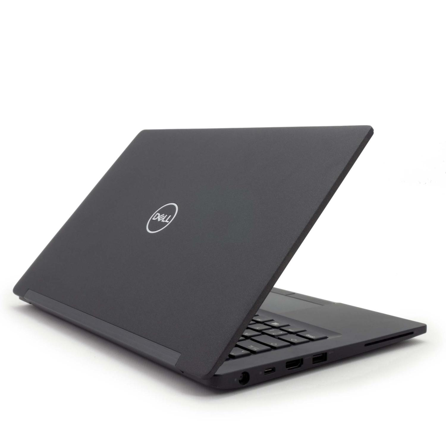 Ein schwarzer Dell-Laptop, leicht geöffnet, auf weißem Hintergrund. Das Dell-Logo ist sichtbar.