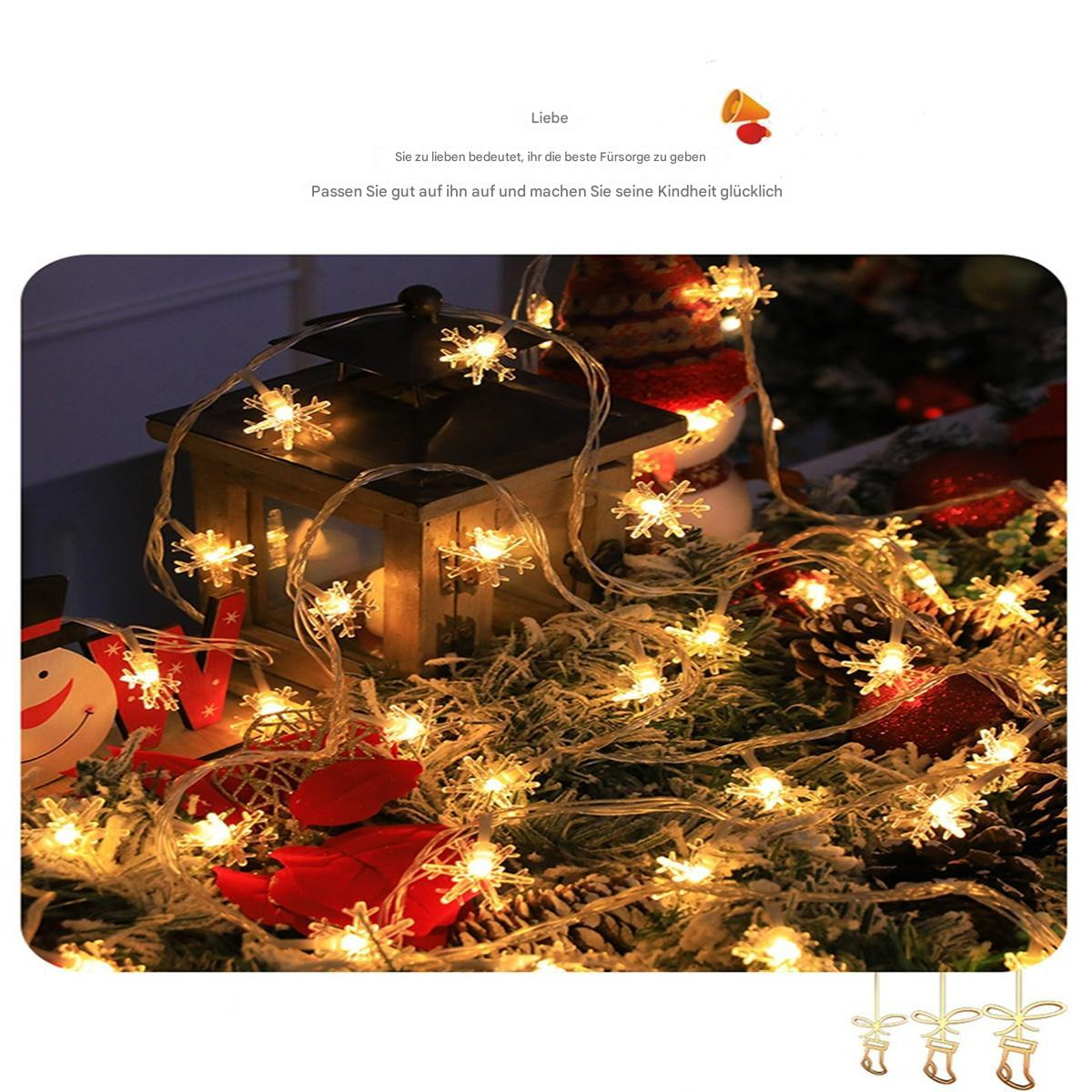 Eine Weihnachtsszene mit Lichtern, Ornamenten und einem Holzhaus mit Lichtern. Text: Liebe, und gib deine Fürsorge weiter.