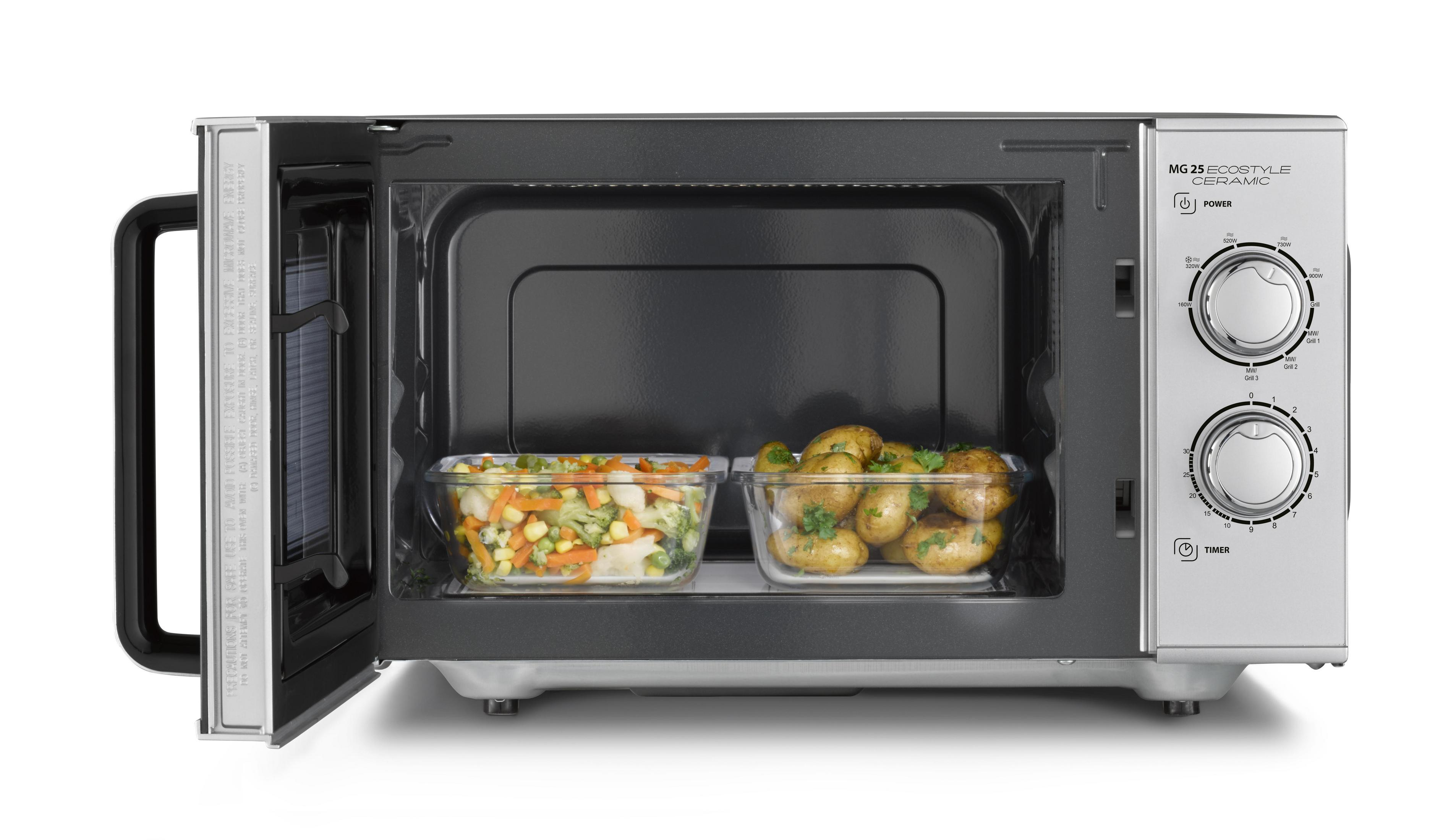 Microonde con la porta aperta, che mostra verdure e patate cotte in contenitori di vetro.