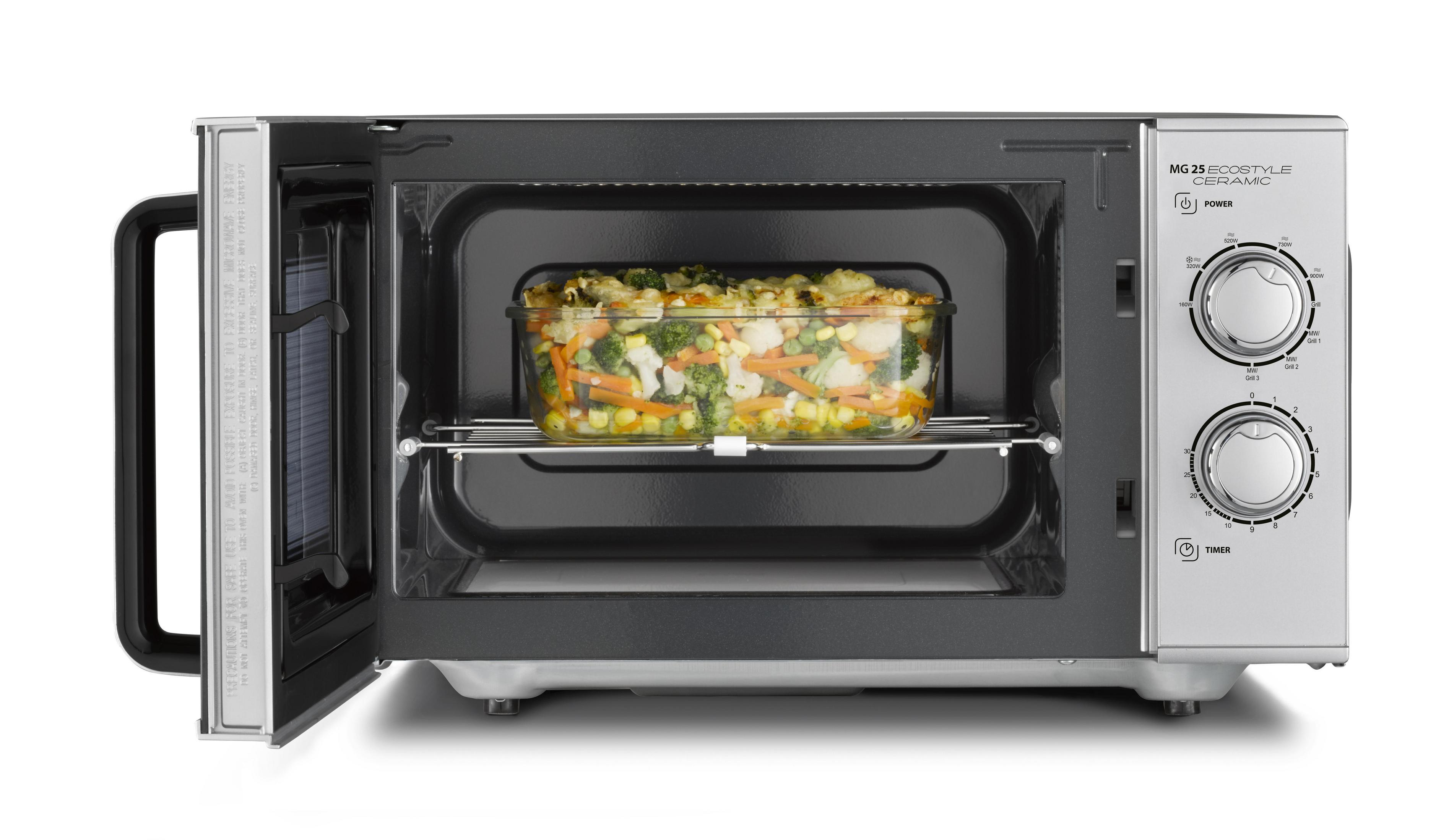 Un forno a microonde aperto con cibo all'interno su un vassoio di vetro. Il microonde è argentato e nero.