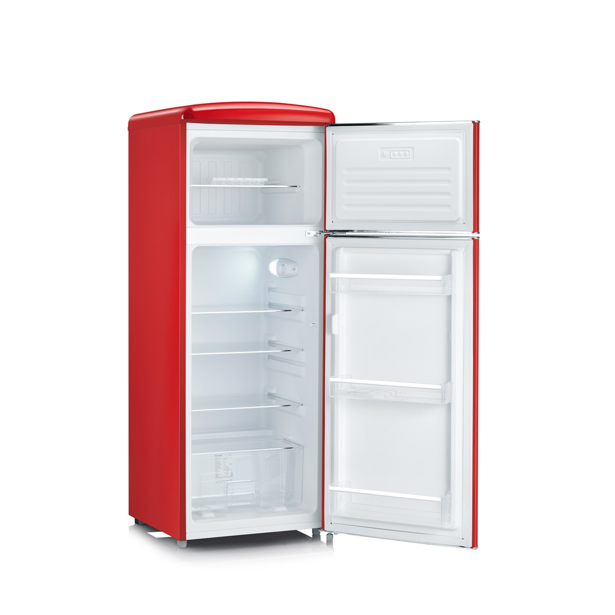 Czerwona lodówka z otwartymi drzwiami. Wnętrze jest białe z półkami i szufladą.