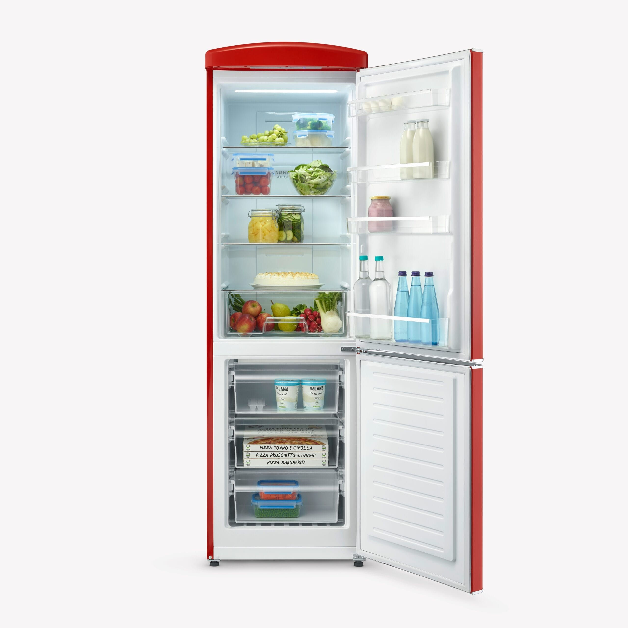 Czerwona lodówka retro z otwartymi drzwiami, pokazująca półki z jedzeniem, butelkami i szufladami.