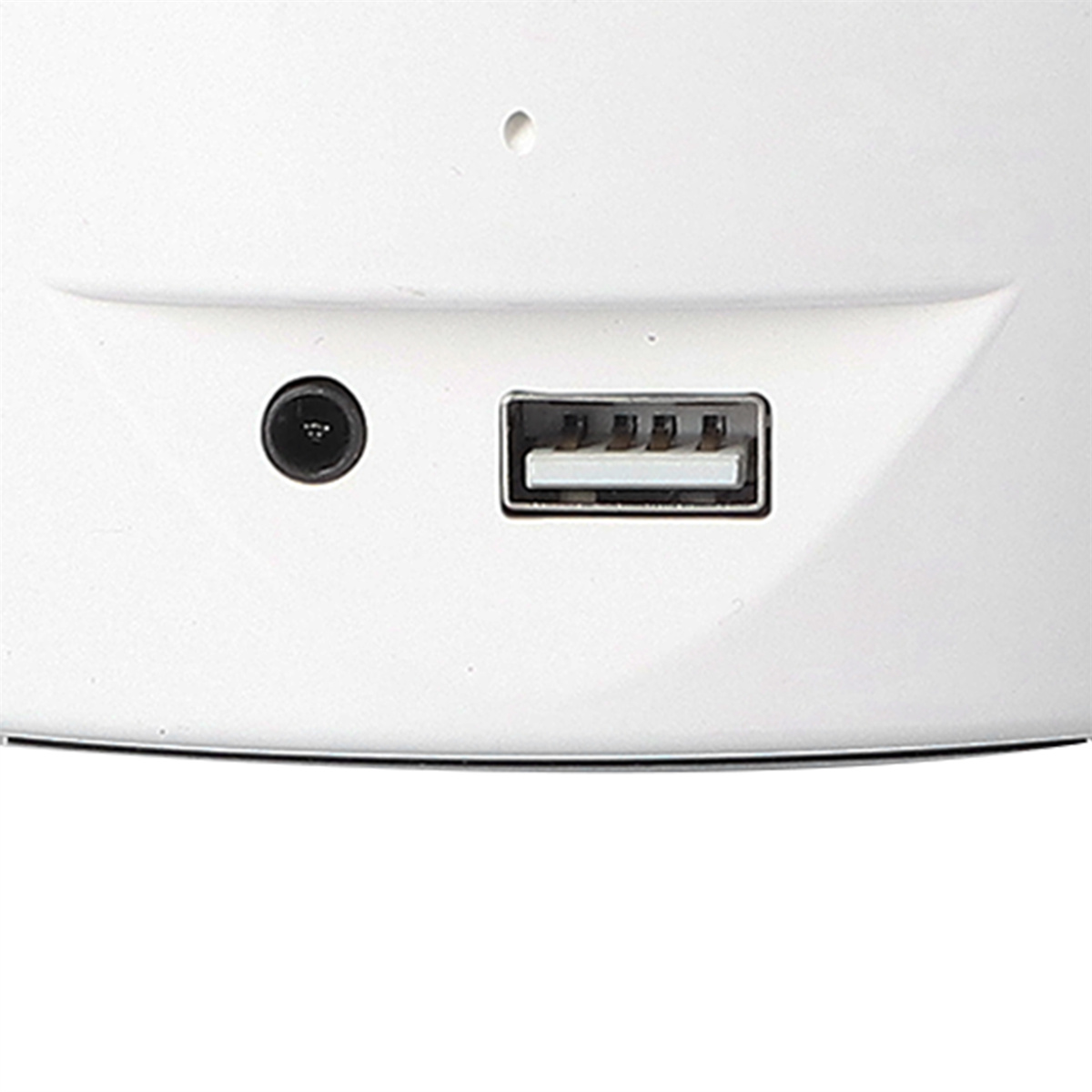 Nahaufnahme eines weißen Geräts mit USB-Anschluss und Kopfhöreranschluss. Schwarzer Kreis darüber.