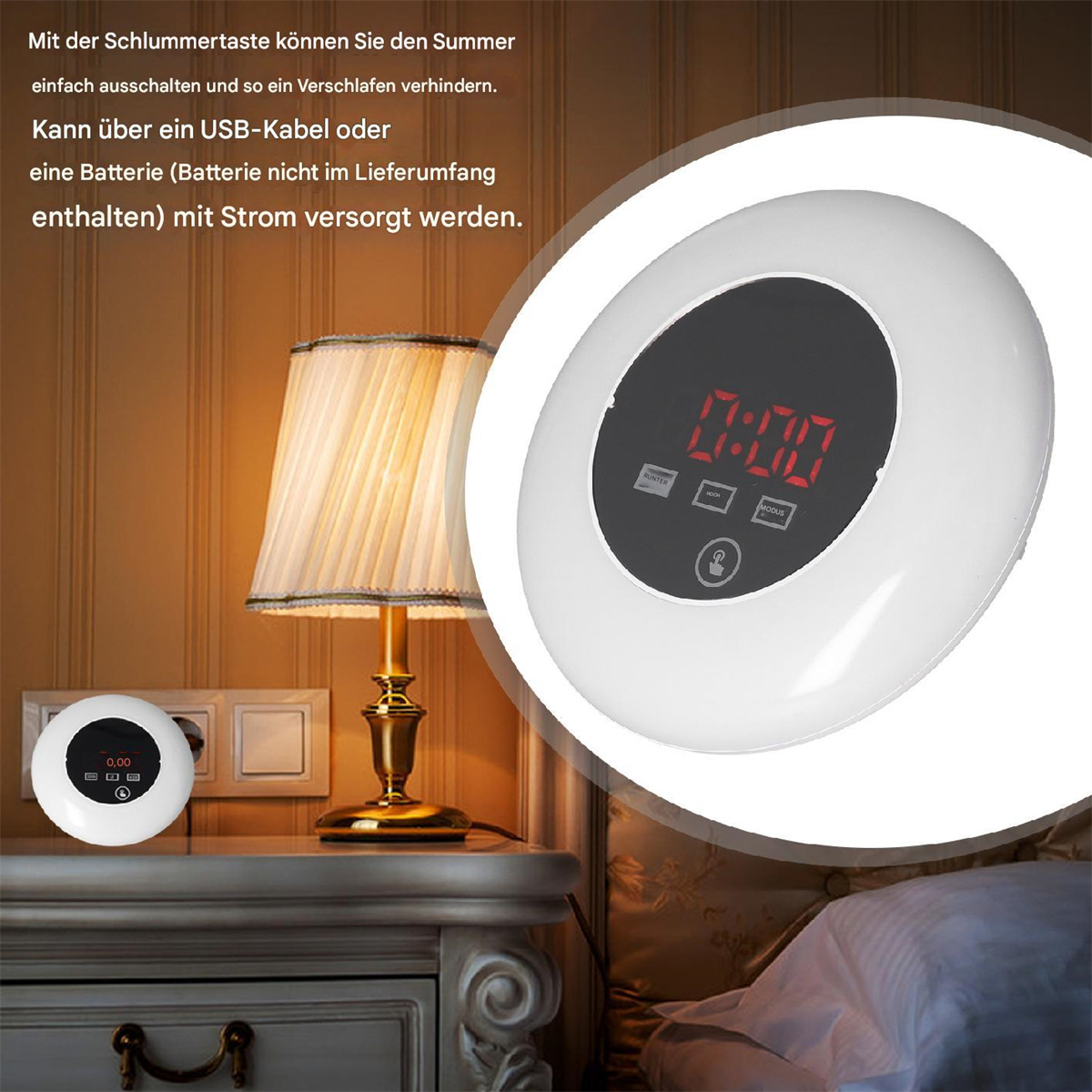 Ein weißer digitaler Wecker auf einem Nachttisch. Er zeigt die Zeit 0:00 an. Eine Lampe steht ebenfalls auf dem Nachttisch.