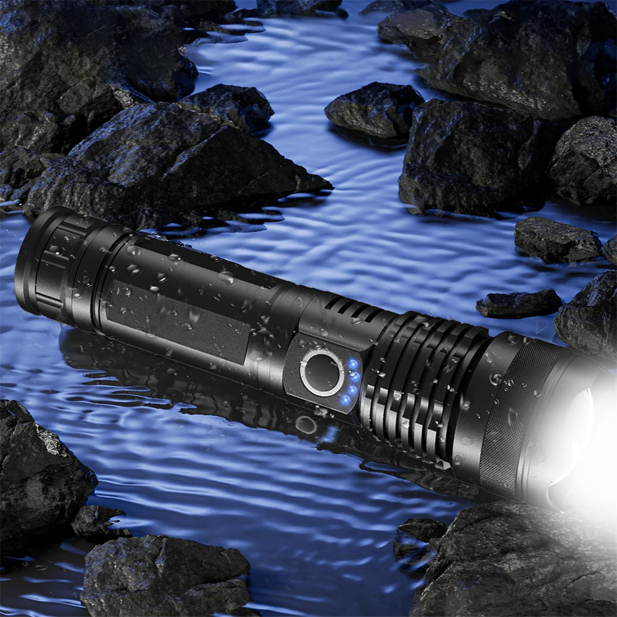 Schwarze Taschenlampe im Wasser. Licht scheint. Wasser und Steine im Hintergrund.