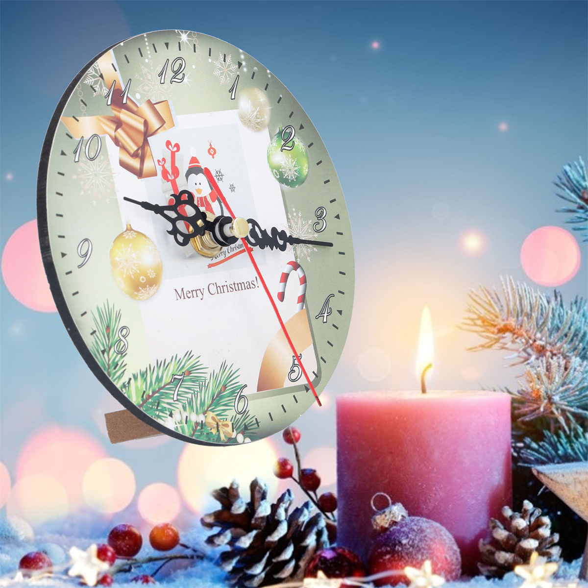 Eine Uhr im Weihnachtsthema mit einer Kerze und festlichen Dekorationen im Hintergrund.