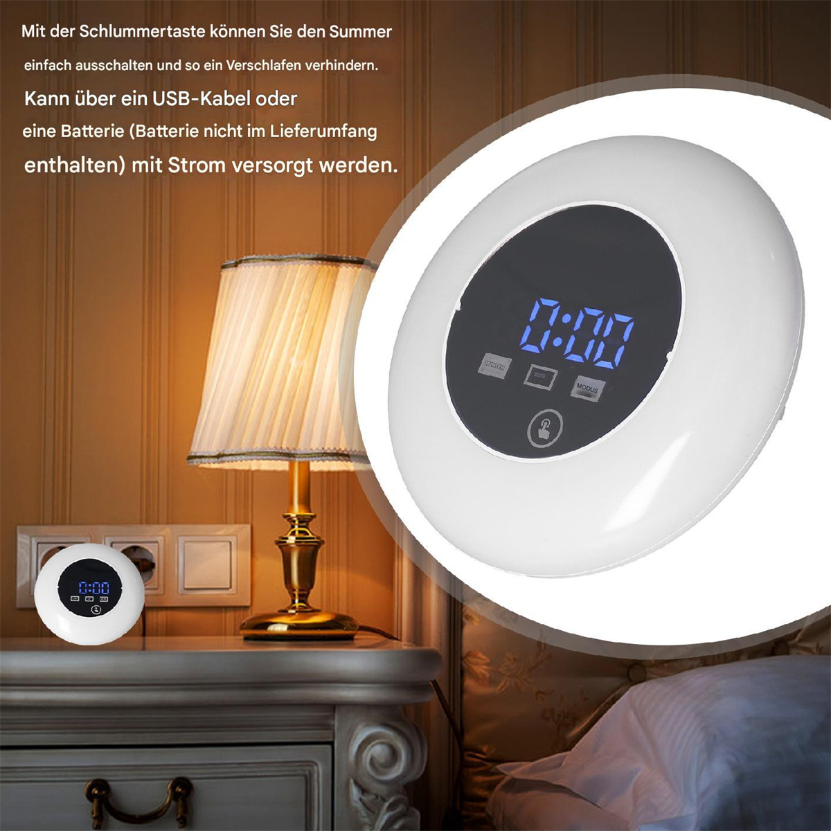 Wecker auf Nachttisch mit Lampe im Hintergrund. Uhr zeigt die Uhrzeit.