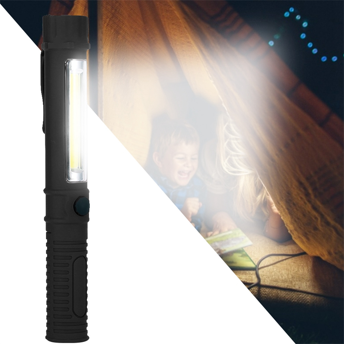 Eine schwarze Taschenlampe leuchtet auf ein Zelt. Im Inneren lacht ein Junge, der mit einer Frau liest.