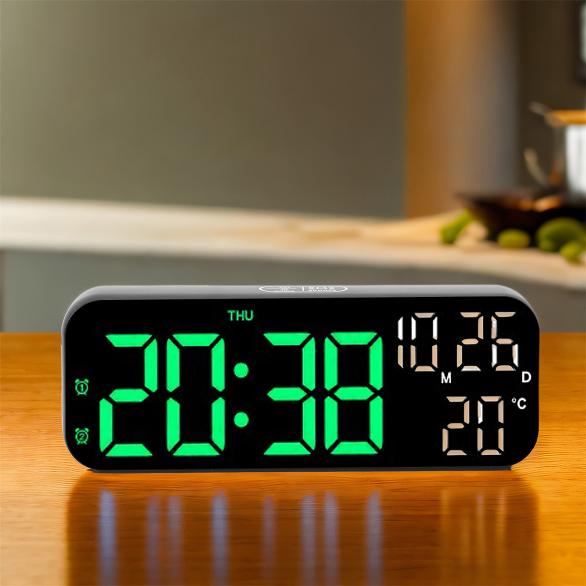 Schwarze Digitaluhr, die Zeit, Datum und Temperatur auf einem Holztisch anzeigt.
