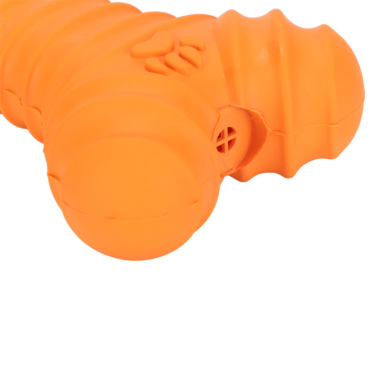 Ein orangefarbenes, geriffeltes Hundespielzeug. Es hat ein Loch und eine strukturierte Oberfläche.