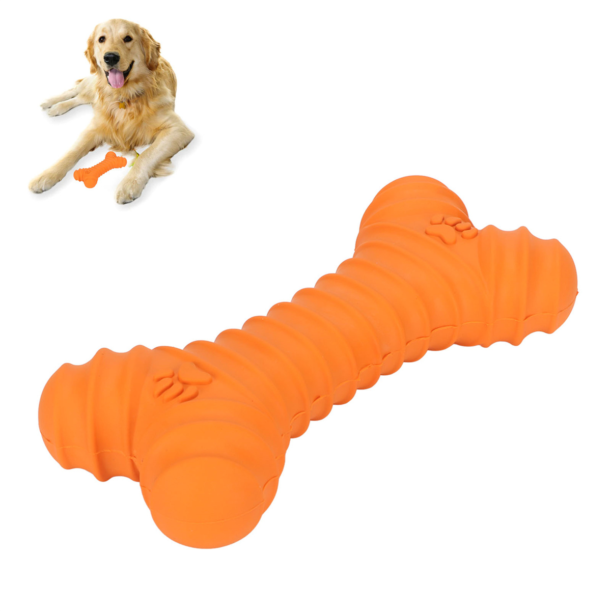 Ein orangefarbenes Hundeknochenspielzeug mit einem Hund im Hintergrund.