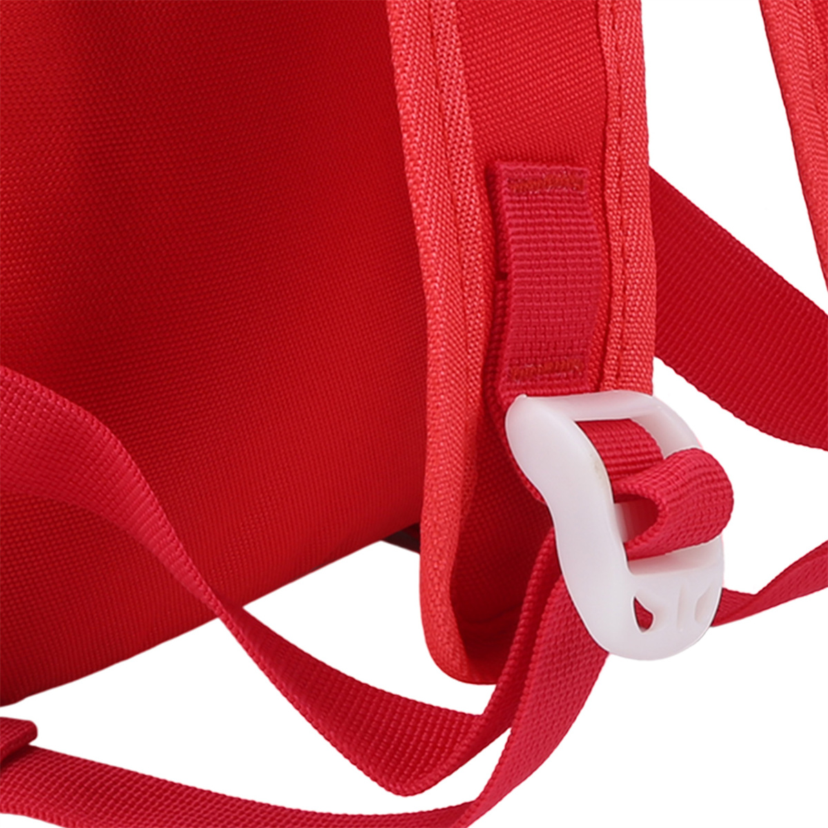 Roter Rucksackriemen mit weißer Schnalle, Nahaufnahme.