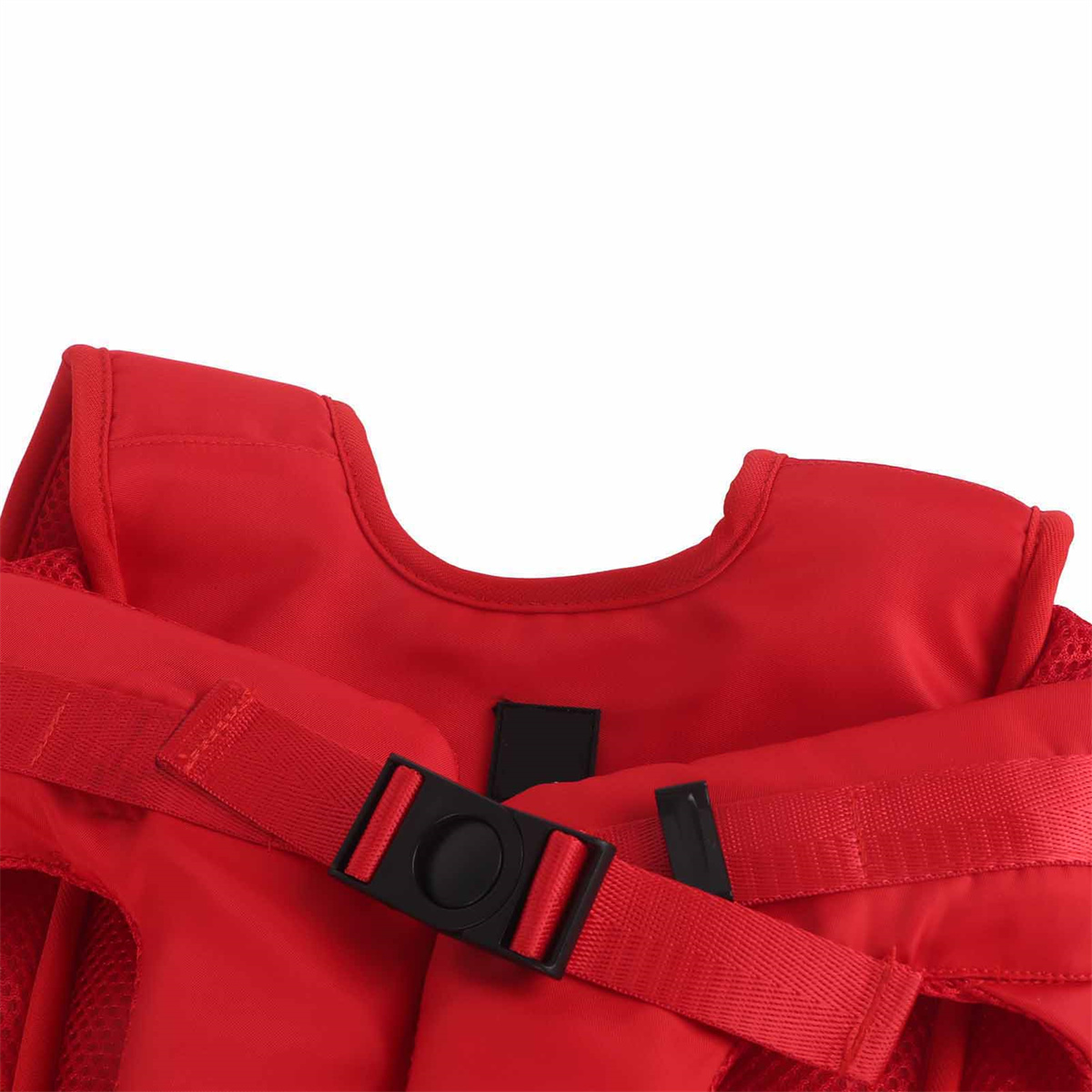 Rote Schwimmweste. Die Weste hat einen schwarzen Schnallenriemen. Weißer Hintergrund. Draufsicht.