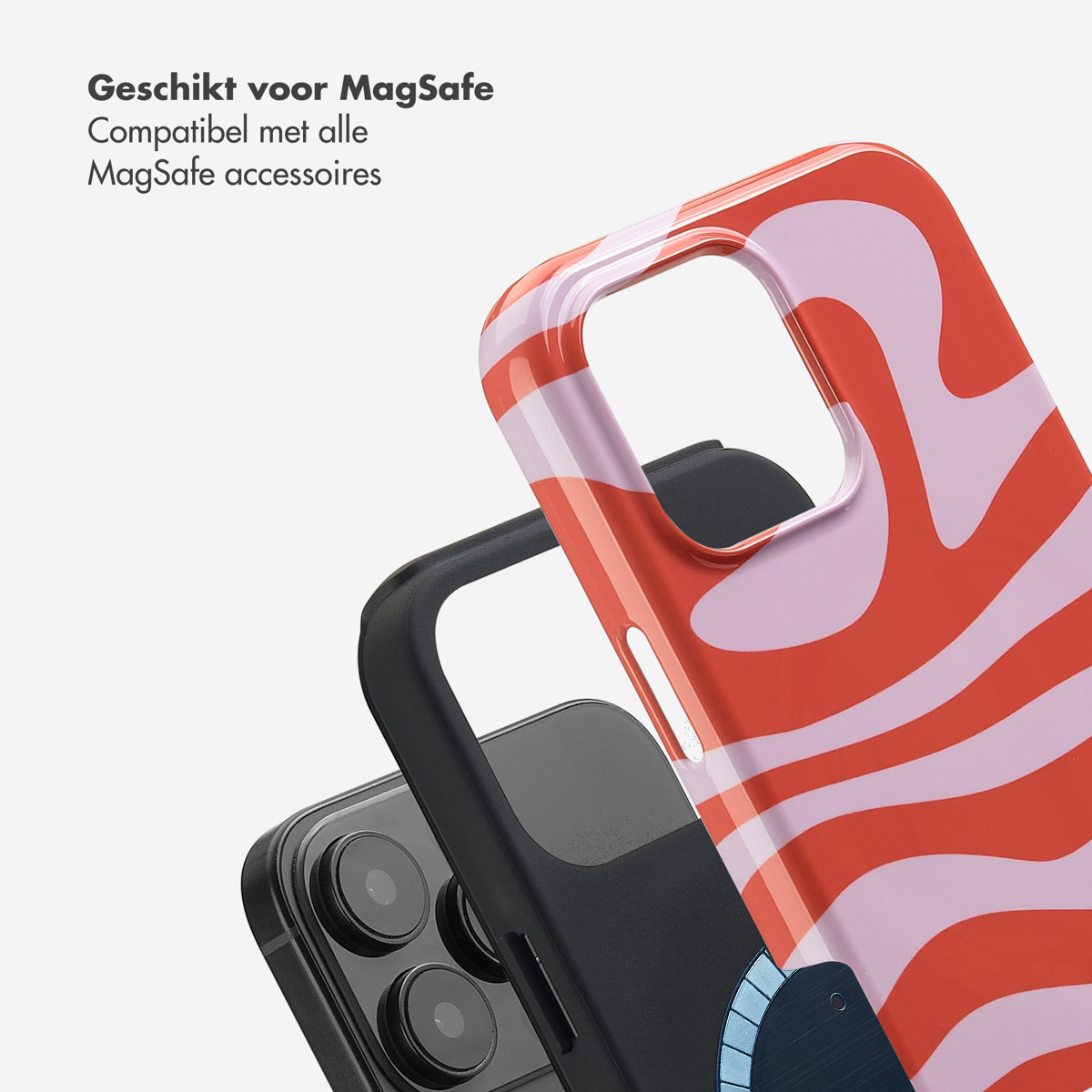 Une coque de téléphone avec un motif ondulé rouge et rose sur un téléphone noir. La coque est devant un autre téléphone.