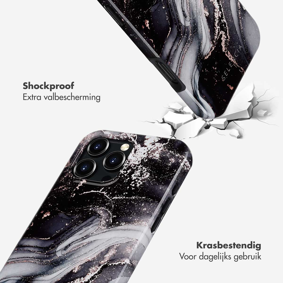 Twee telefoonhoesjes met marmerontwerp op een lichte achtergrond. Eén is gebarsten.