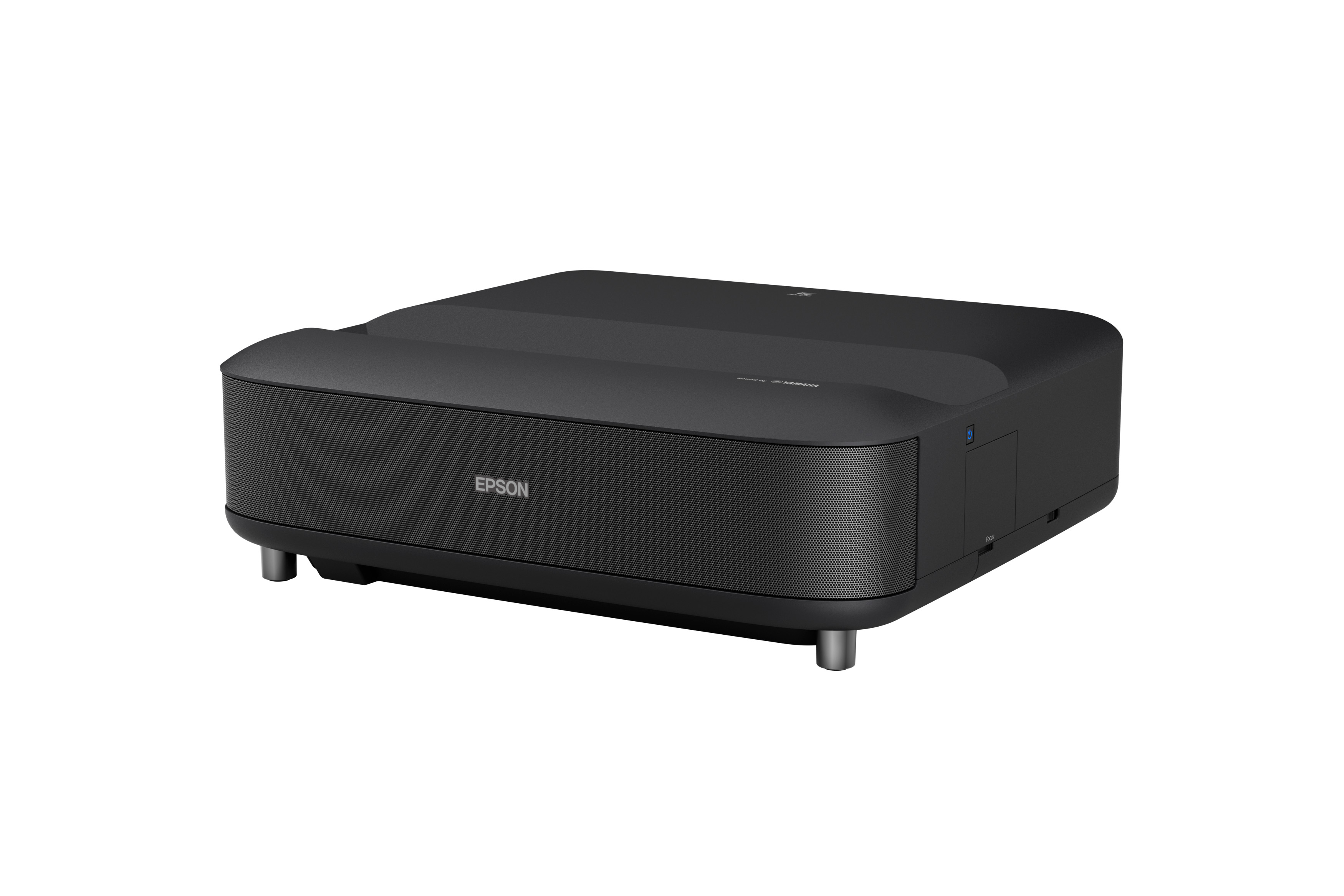 Czarny projektor Epson na białym tle. Projektor jest na płaskiej powierzchni.
