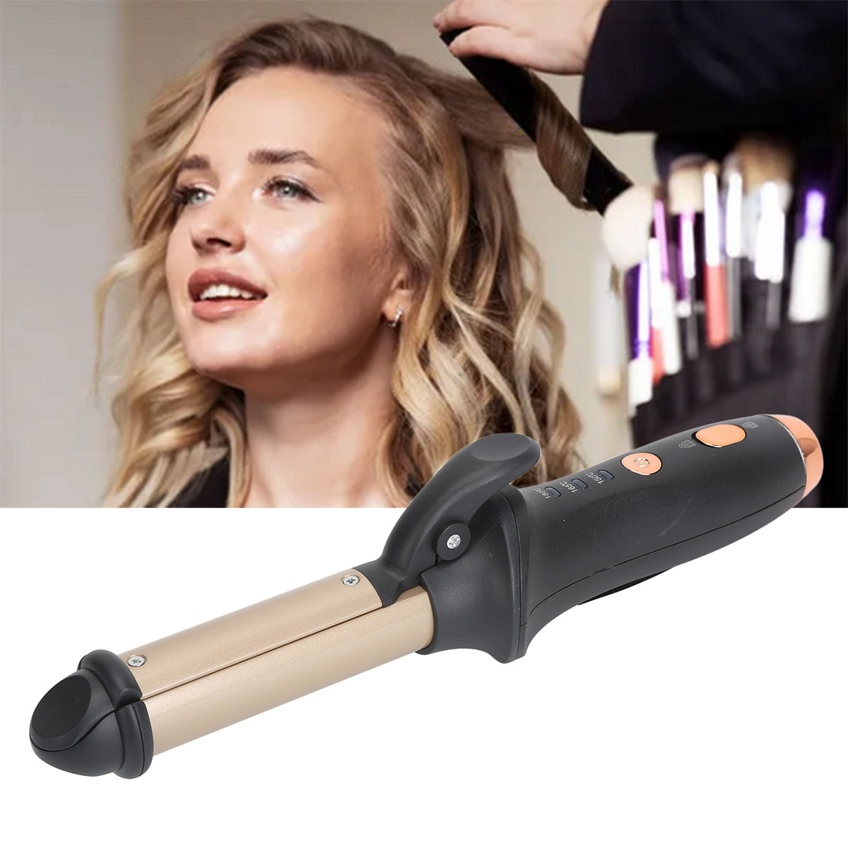 Eine Frau lässt sich ihre Haare mit einem Lockenstab locken. Der Lockenstab ist schwarz und goldfarben.