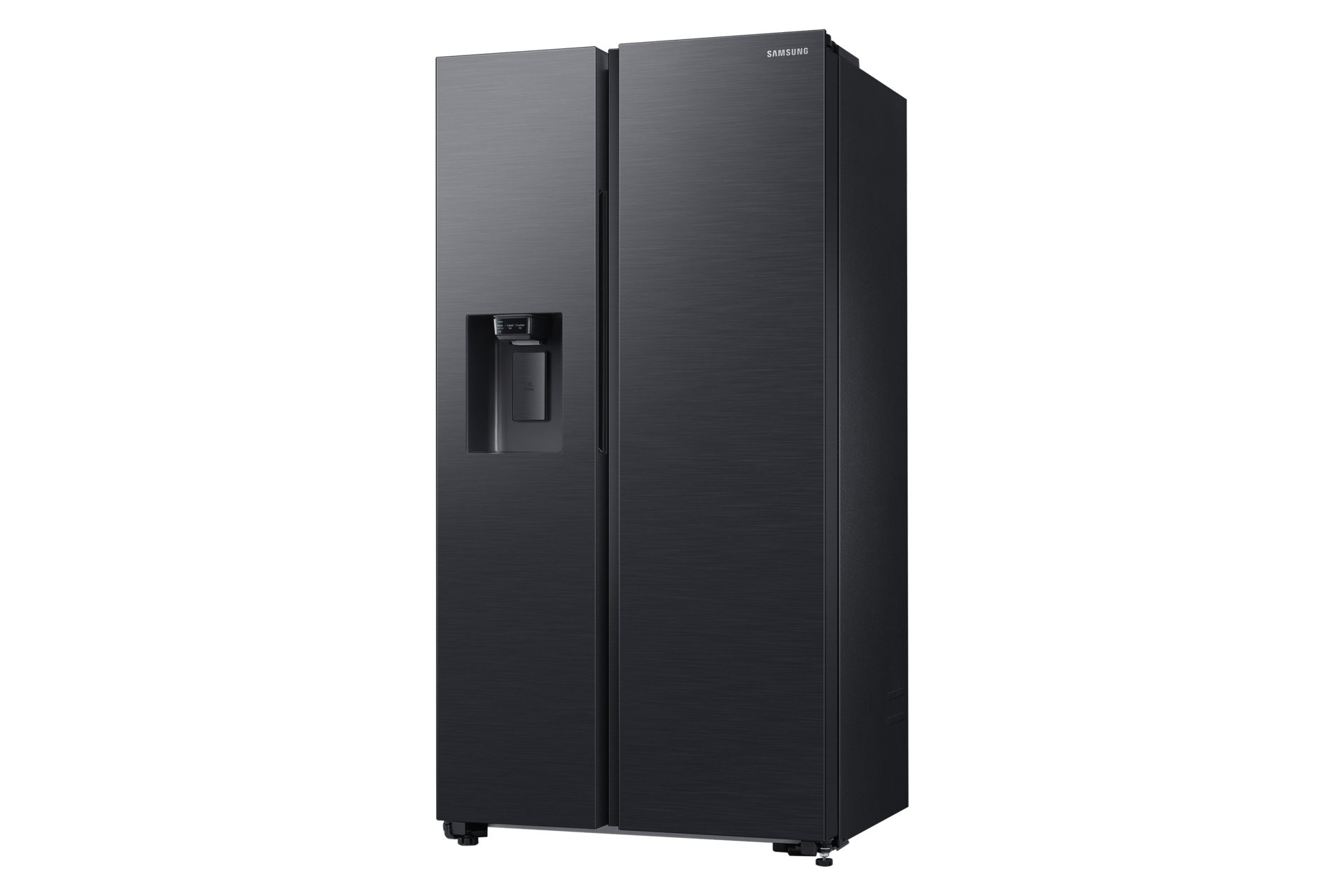 Ein schwarzer Samsung Side-by-Side-Kühlschrank mit Wasserspender an der linken Tür, vor schwarzem Hintergrund.