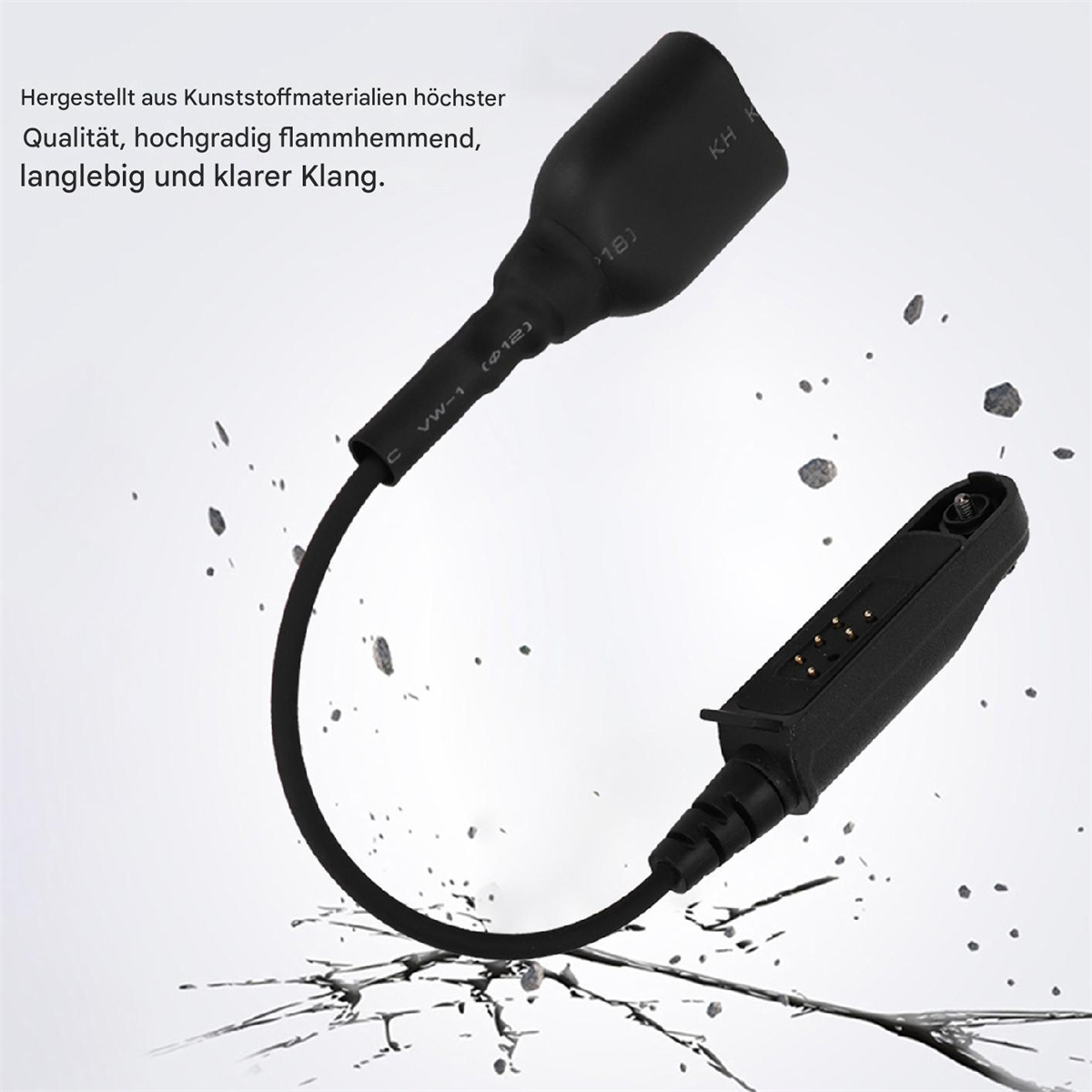 Schwarzes Anschlusskabel aus Kunststoff. Das Kabel ist gebogen.