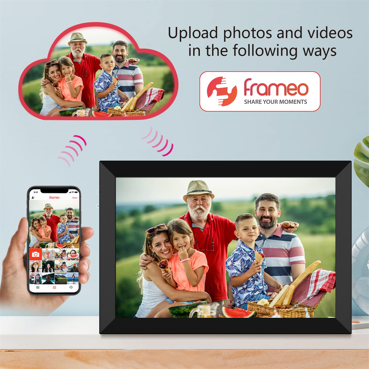 Digitaler Fotorahmen mit einer Familien-Picknick-Szene. Telefon mit App zeigt ähnliches Bild. Wolkengrafik.