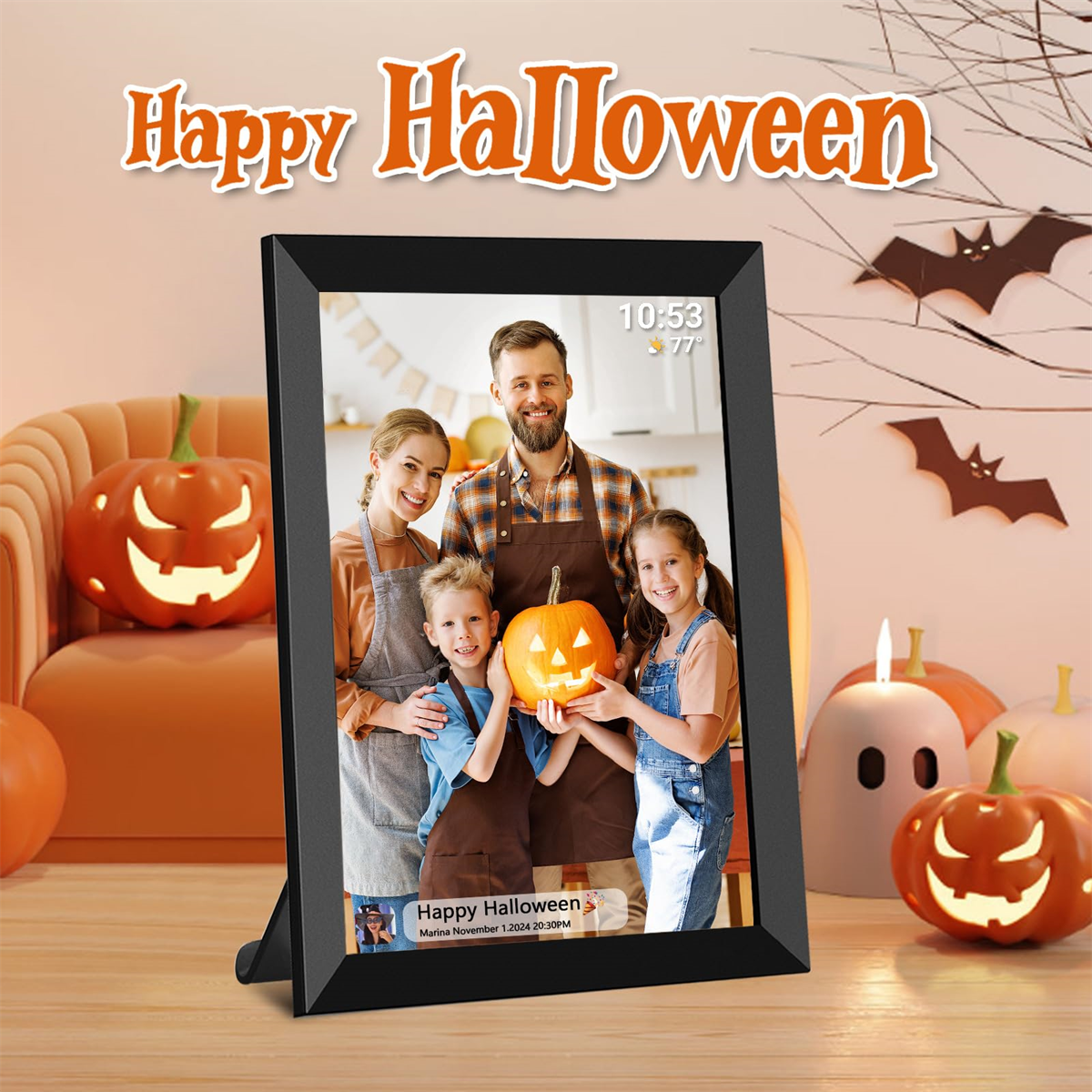 Ein Fotorahmen zeigt ein Familienfoto mit dem Text 'Happy Halloween'.