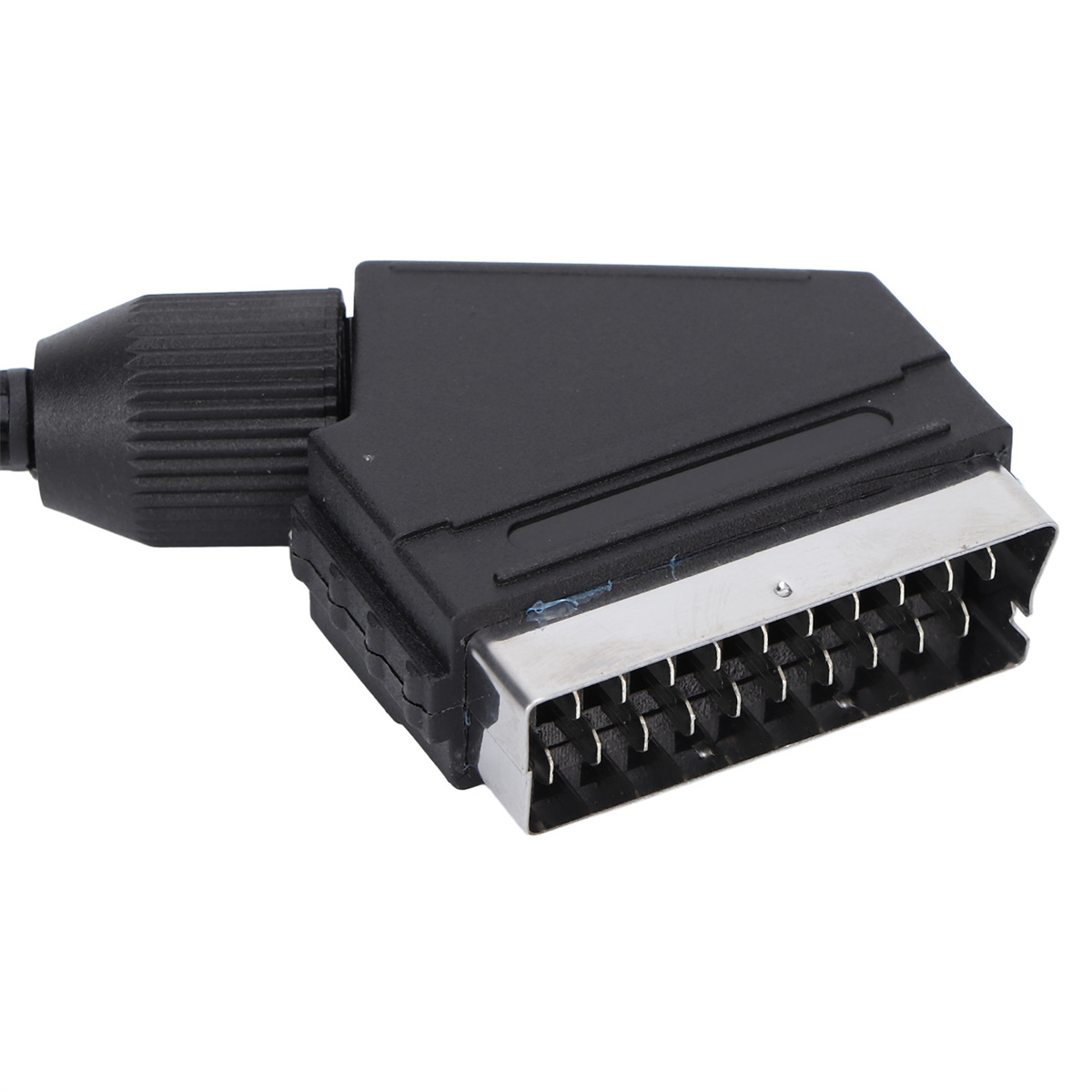 Schwarzer SCART-Kabelstecker mit sichtbaren Stiften und einem schwarzen Kabel.